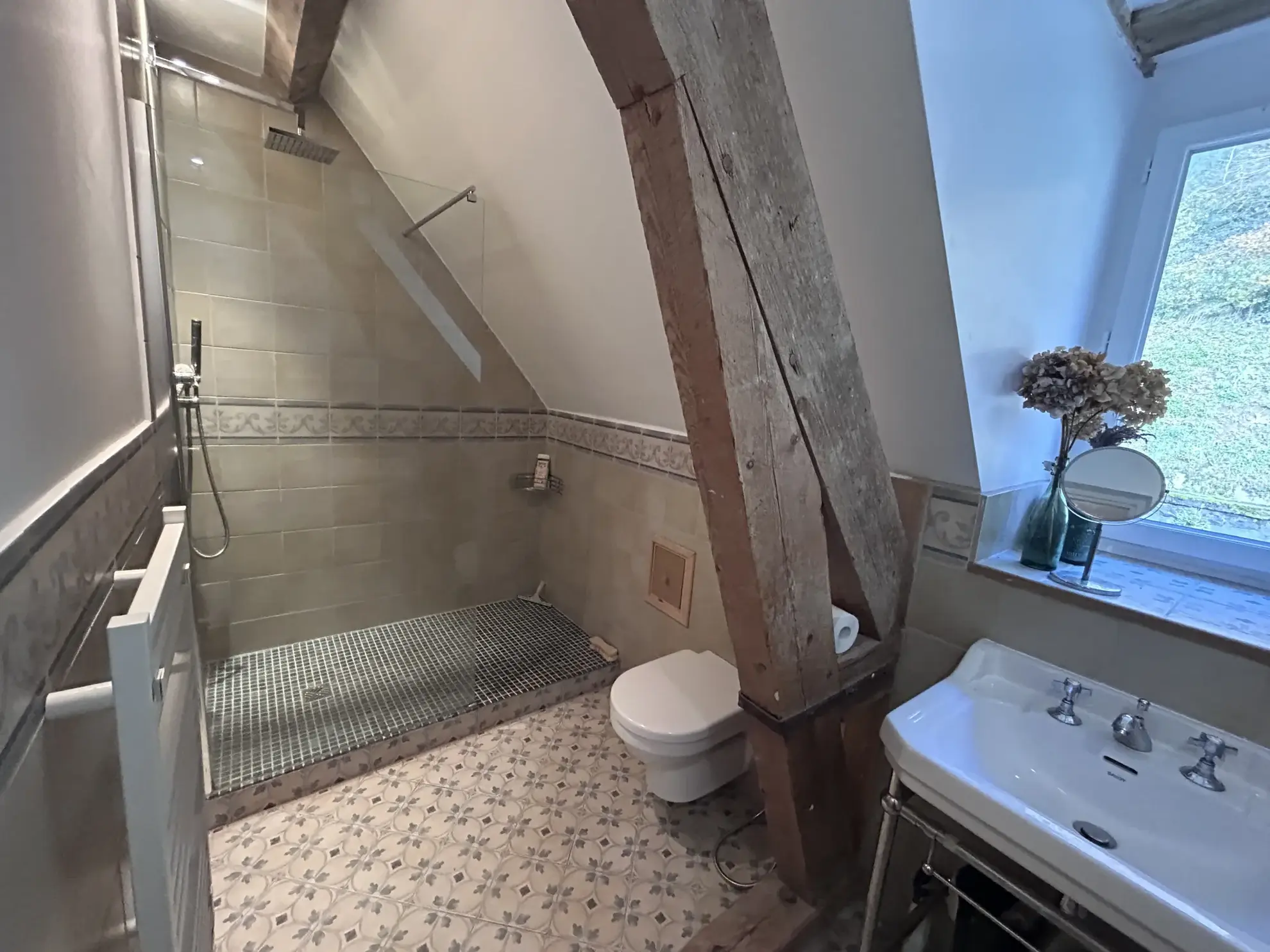 Belle maison en pierre avec double logement, piscine et vue dégagée près de la Dordogne 