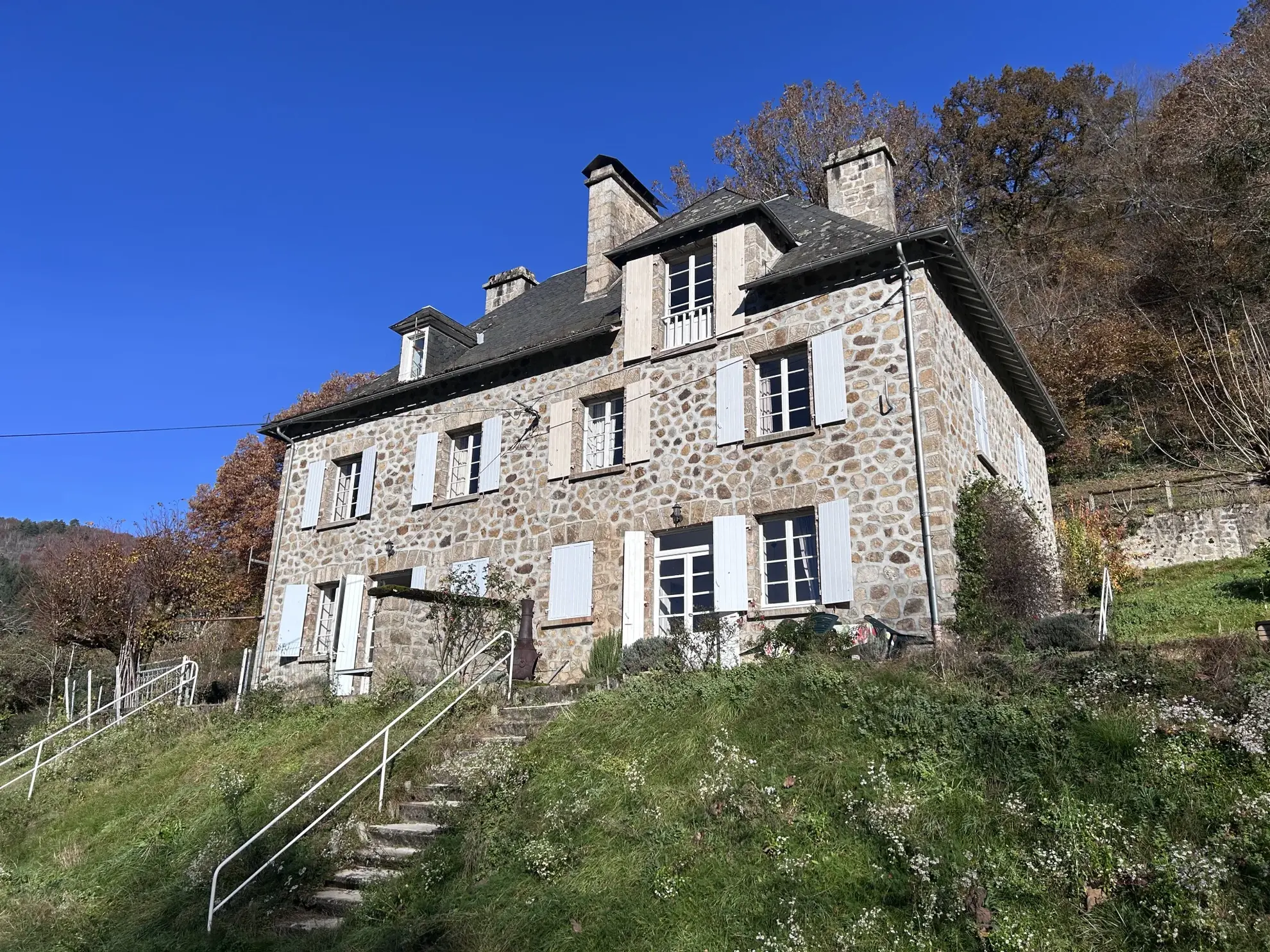 Belle maison en pierre avec double logement, piscine et vue dégagée près de la Dordogne