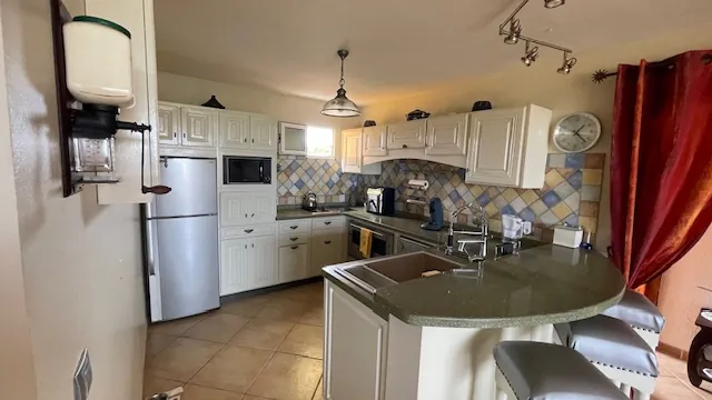 Spacieux appartement F5 de 122 m² à Fort-de-France avec terrasse et parking 