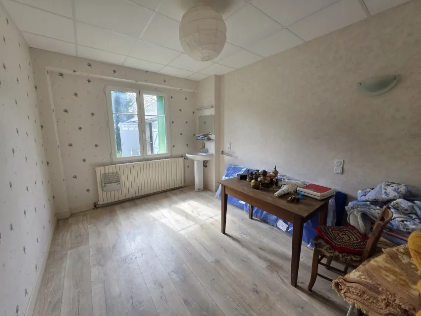 Maison en pierre à rénover avec dépendances et vue sur les Montes d'Auvergne à Saint Gervais d'Auvergne 