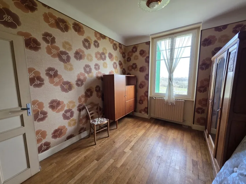 Maison en pierre à rénover avec dépendances et vue sur les Montes d'Auvergne à Saint Gervais d'Auvergne 