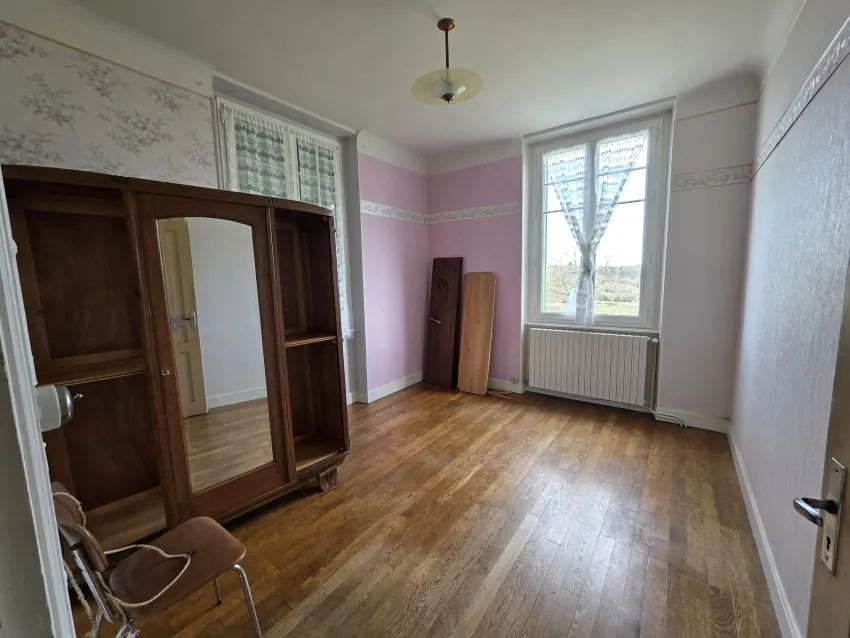 Maison en pierre à rénover avec dépendances et vue sur les Montes d'Auvergne à Saint Gervais d'Auvergne 