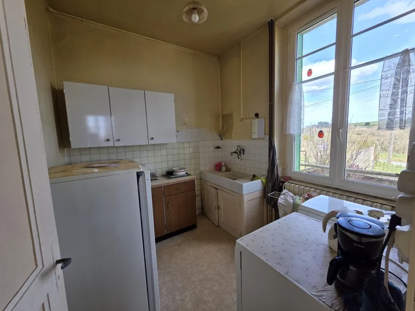 Maison en pierre à rénover avec dépendances et vue sur les Montes d'Auvergne à Saint Gervais d'Auvergne 