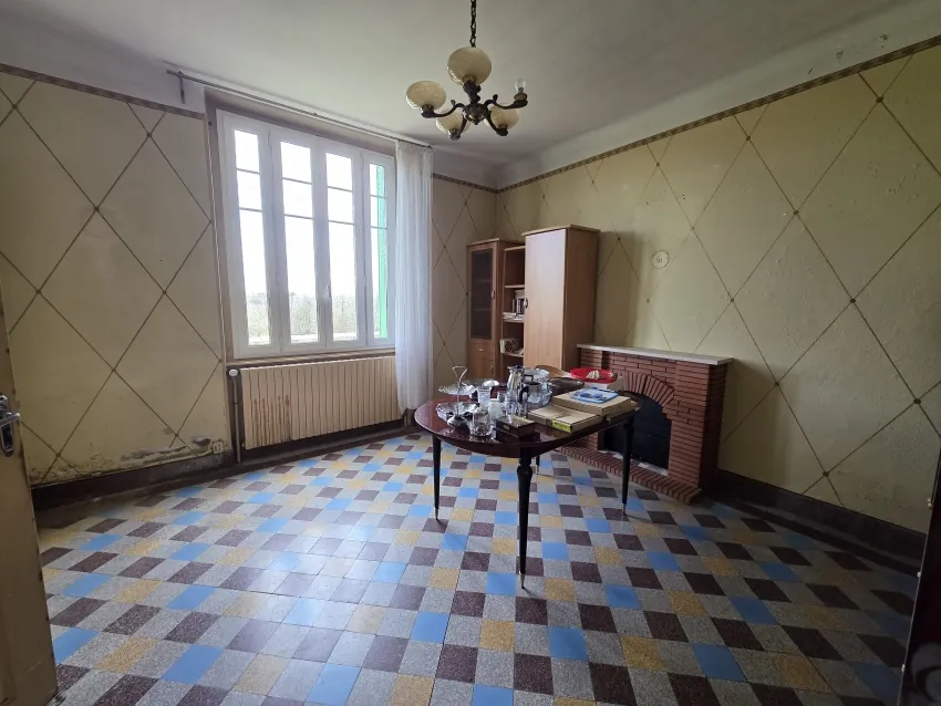 Maison en pierre à rénover avec dépendances et vue sur les Montes d'Auvergne à Saint Gervais d'Auvergne 