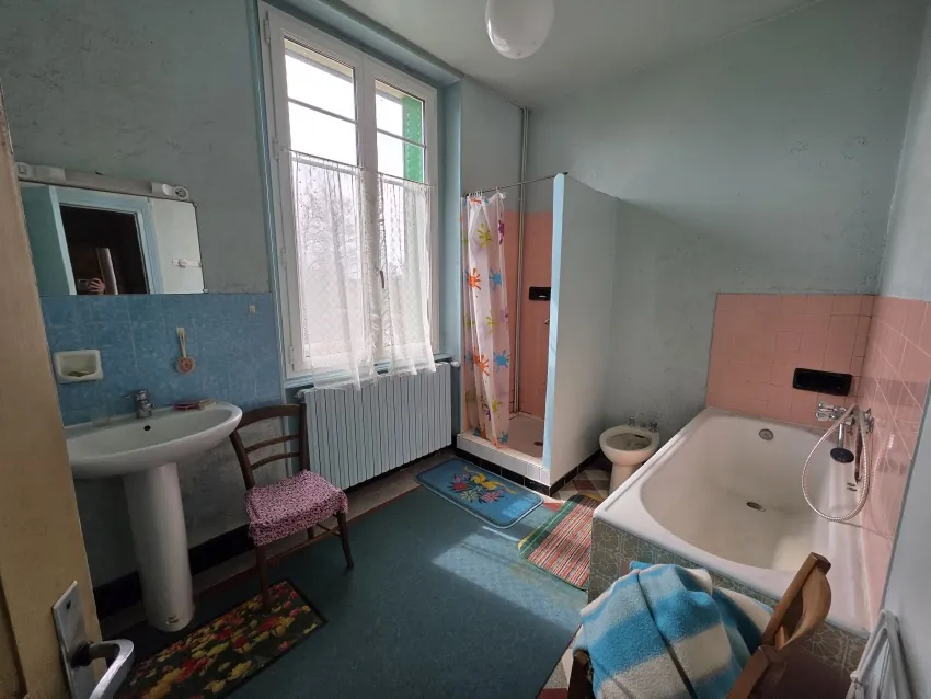 Maison en pierre à rénover avec dépendances et vue sur les Montes d'Auvergne à Saint Gervais d'Auvergne 