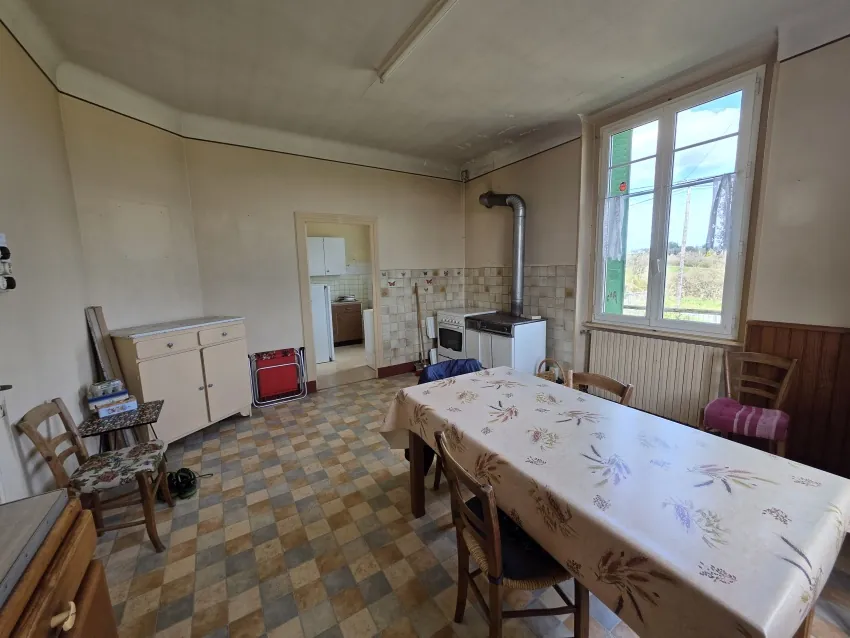 Maison en pierre à rénover avec dépendances et vue sur les Montes d'Auvergne à Saint Gervais d'Auvergne 