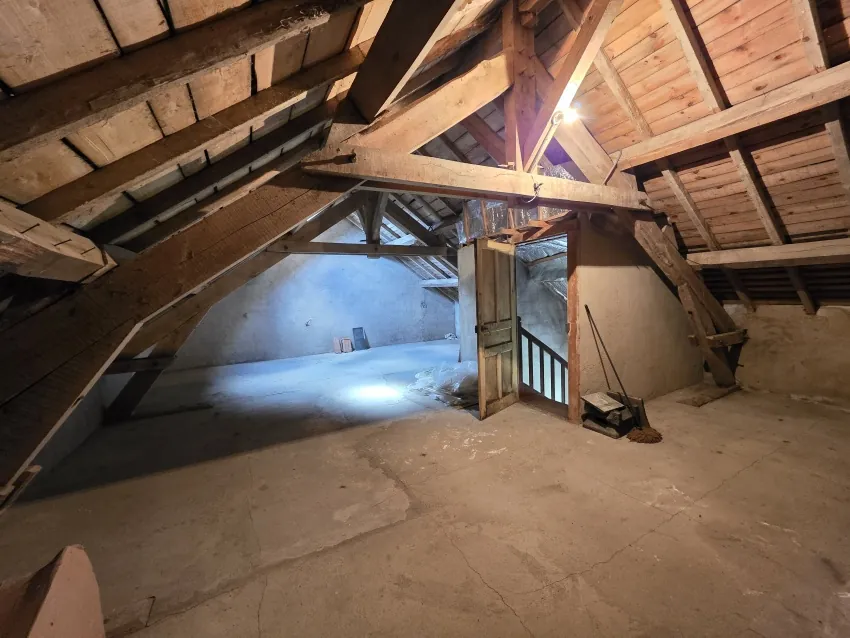 Maison en pierre à rénover avec dépendances et vue sur les Montes d'Auvergne à Saint Gervais d'Auvergne 