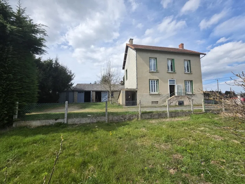 Maison en pierre à rénover avec dépendances et vue sur les Montes d'Auvergne à Saint Gervais d'Auvergne 