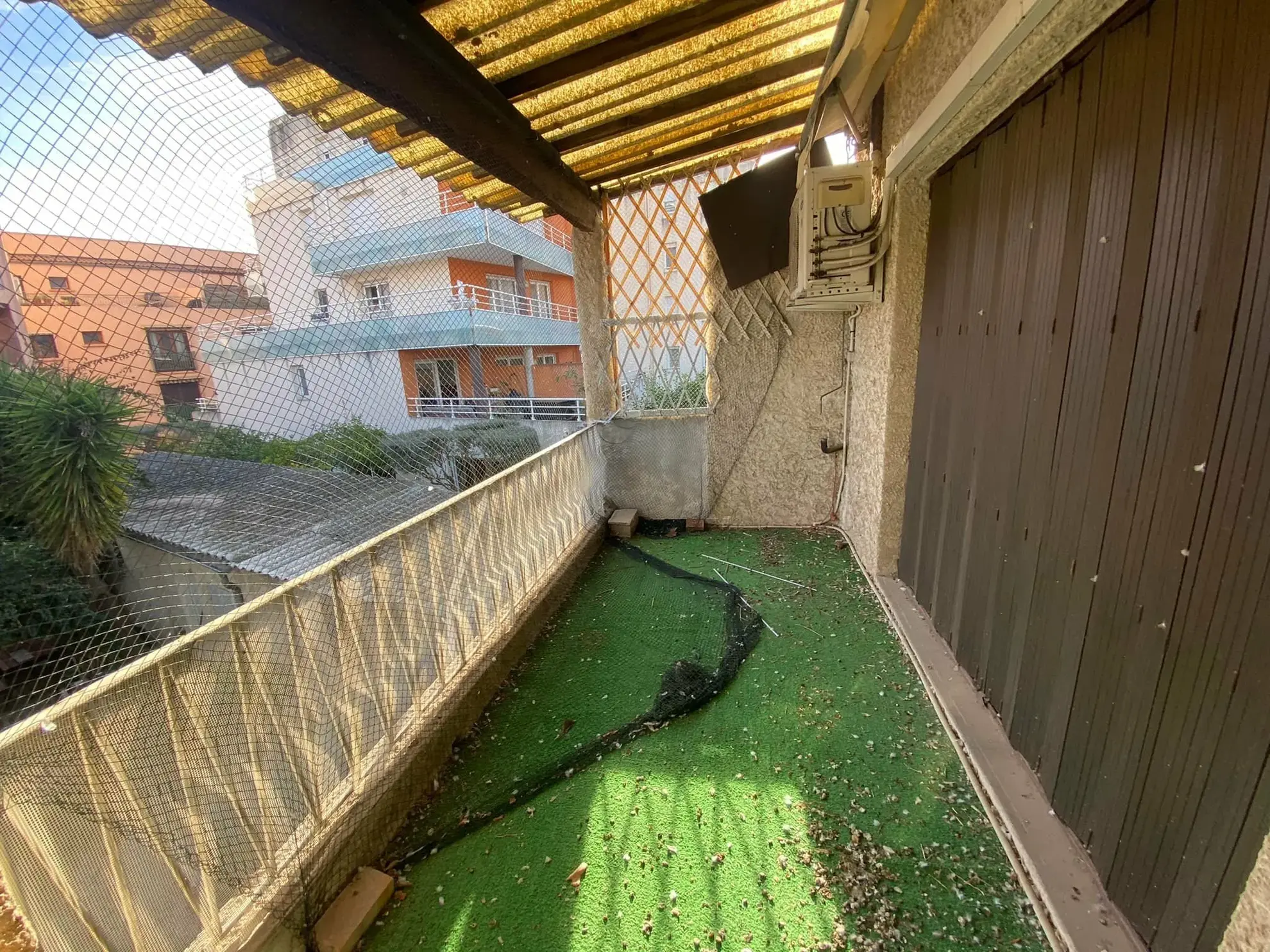 Grande occasion : plateau à rénover à Hyères avec terrasse et combles 