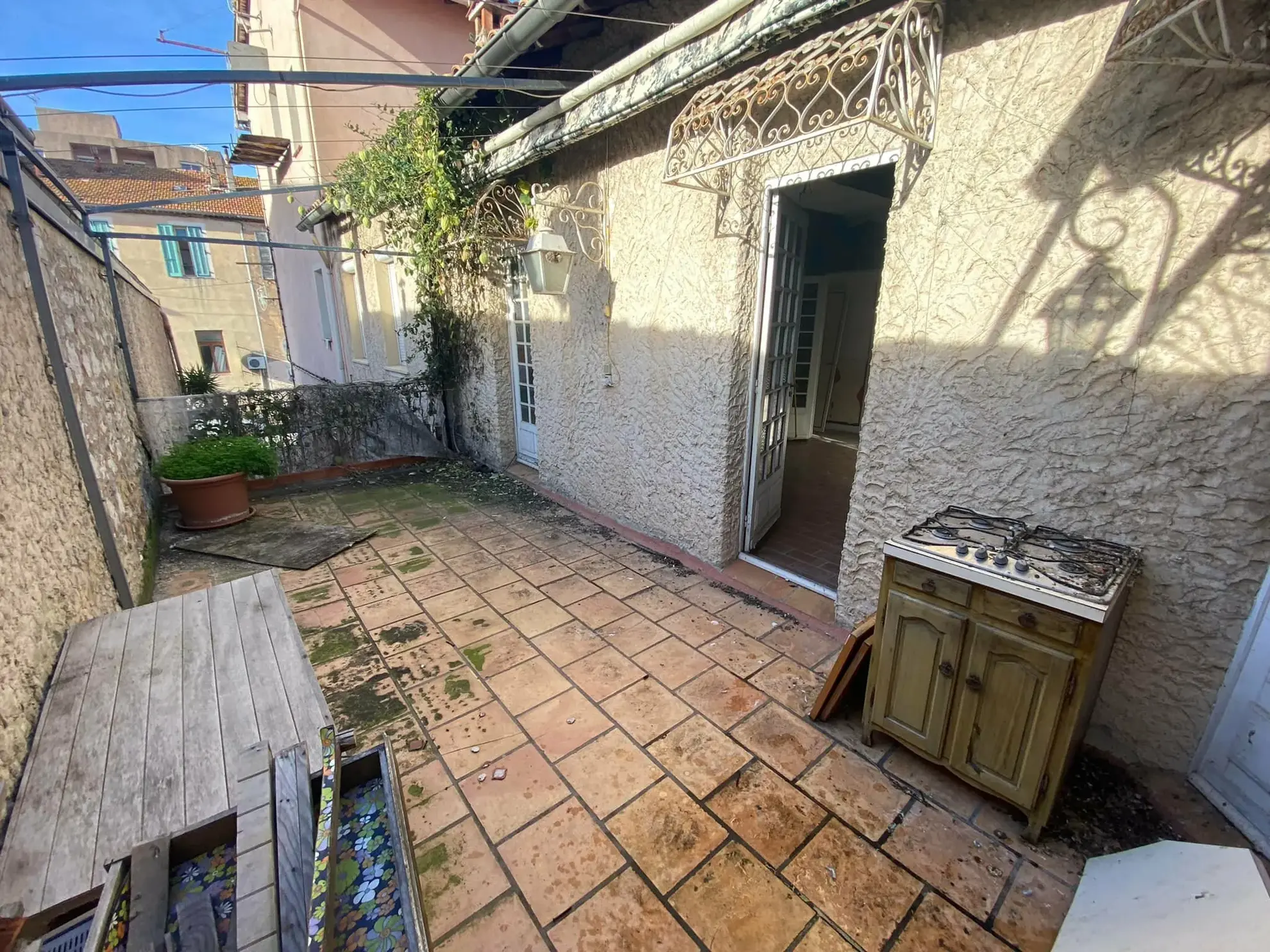 Grande occasion : plateau à rénover à Hyères avec terrasse et combles