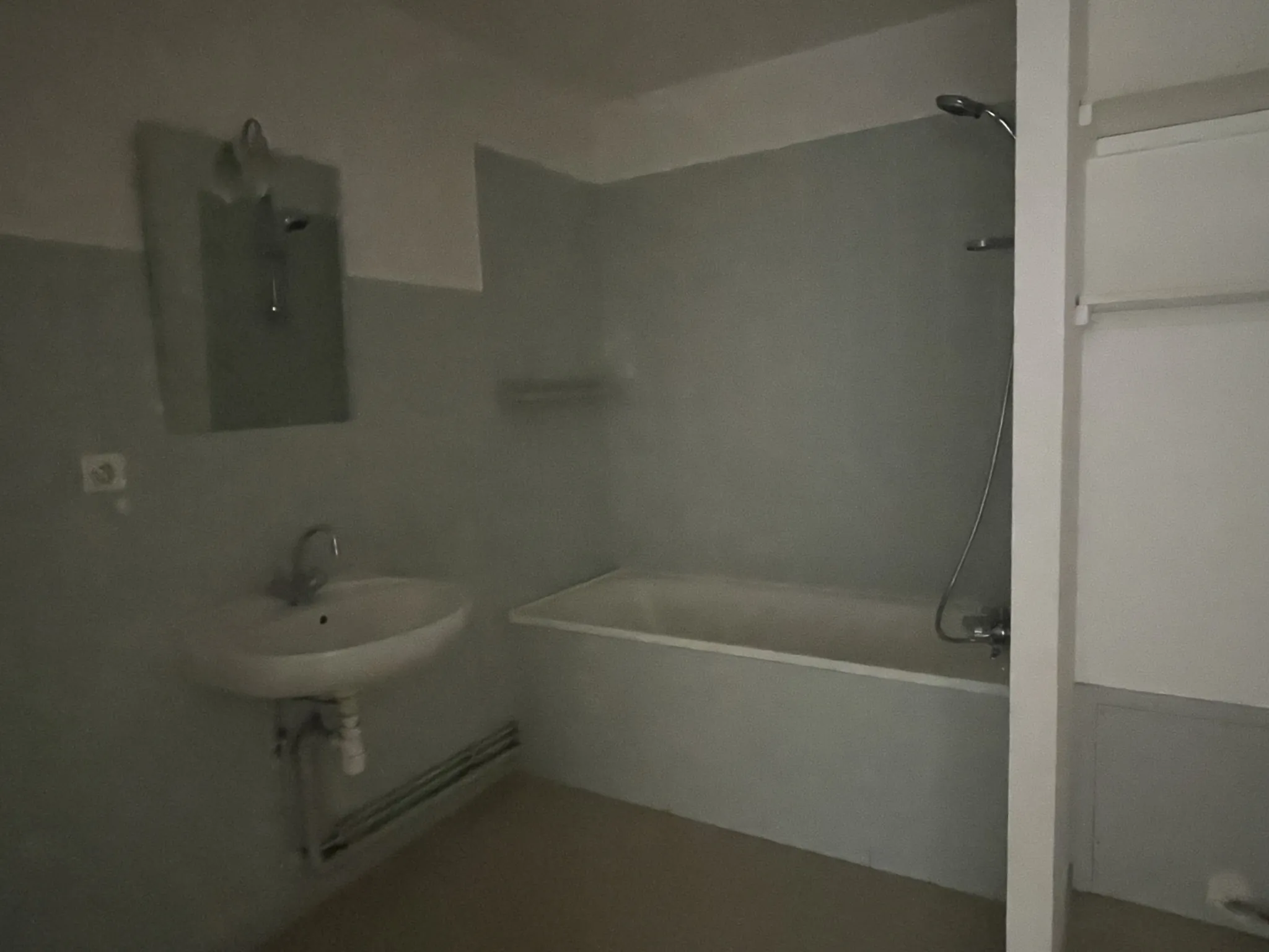 Immeuble de rapport à Saint-Lothain avec trois appartements et local commercial pour investissement locatif 