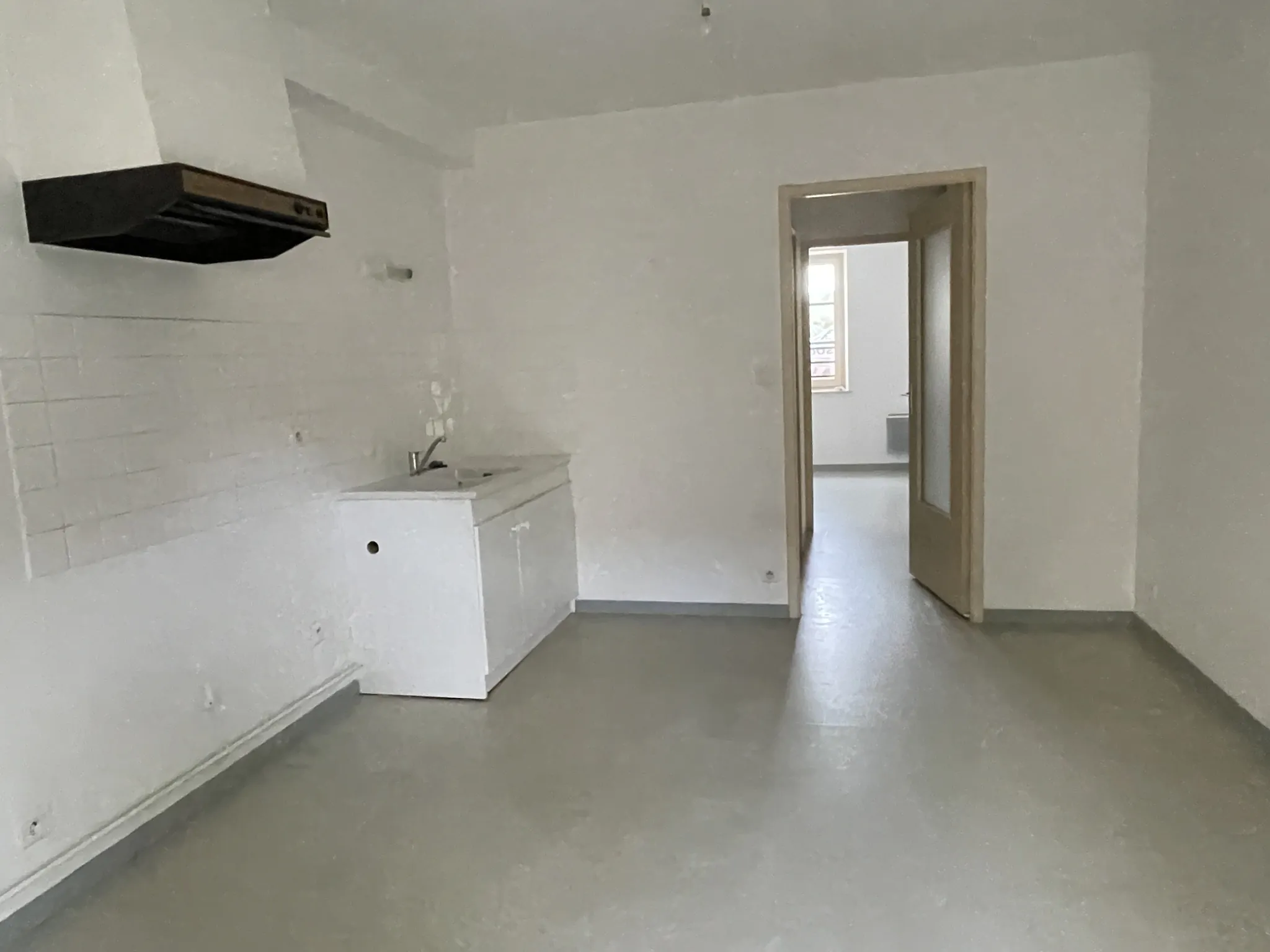 Immeuble de rapport à Saint-Lothain avec trois appartements et local commercial pour investissement locatif 