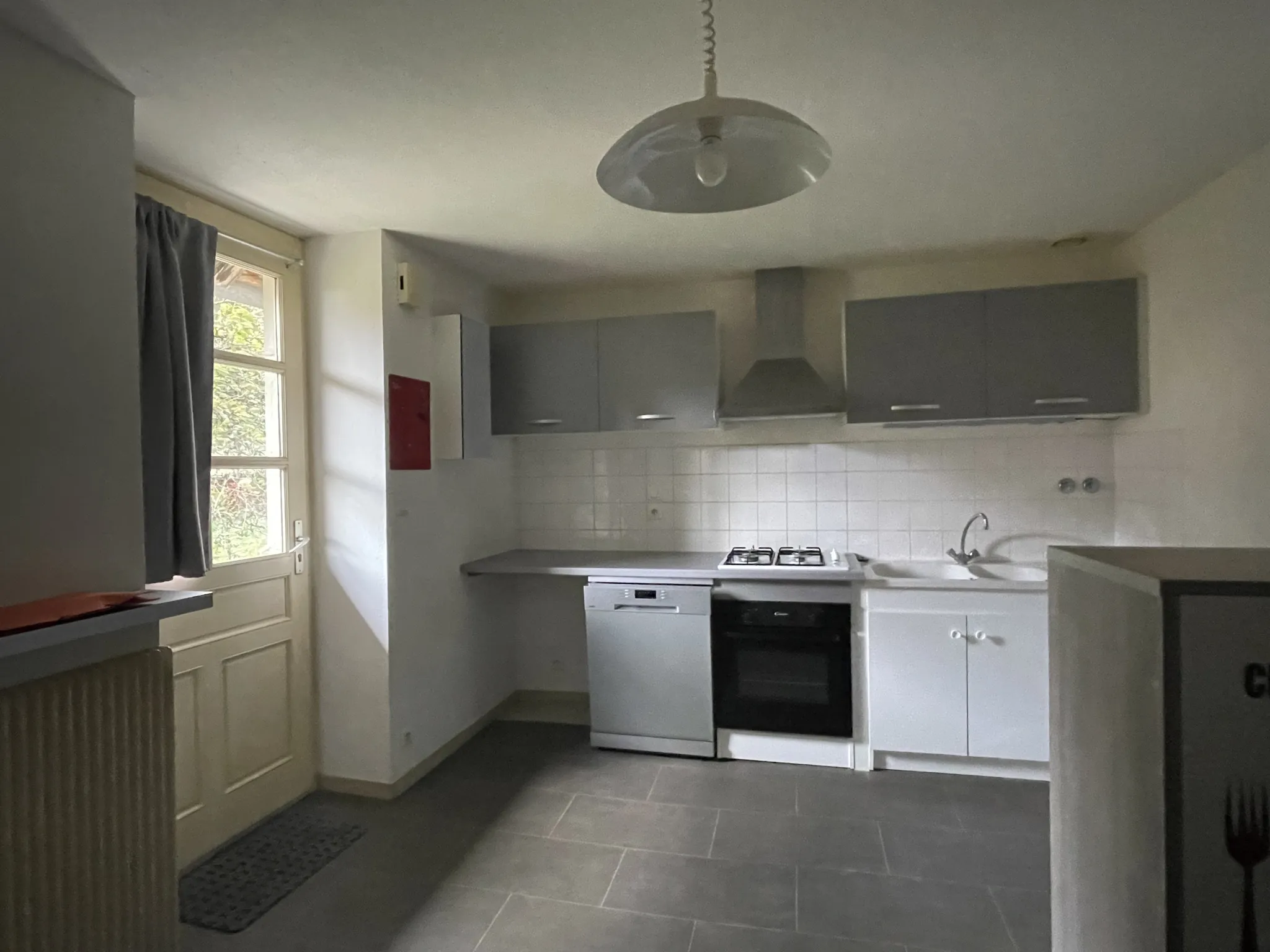 Immeuble de rapport à Saint-Lothain avec trois appartements et local commercial pour investissement locatif 