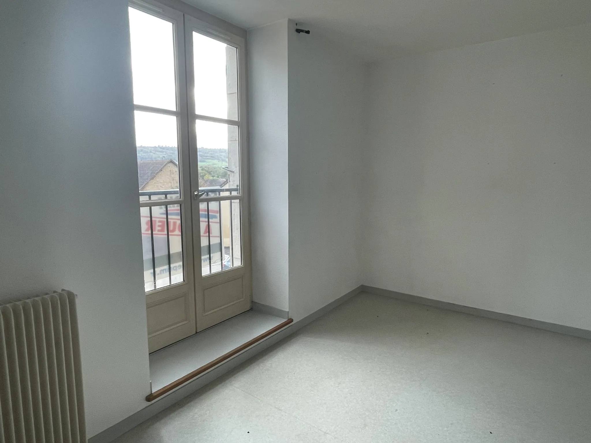 Immeuble de rapport à Saint-Lothain avec trois appartements et local commercial pour investissement locatif 