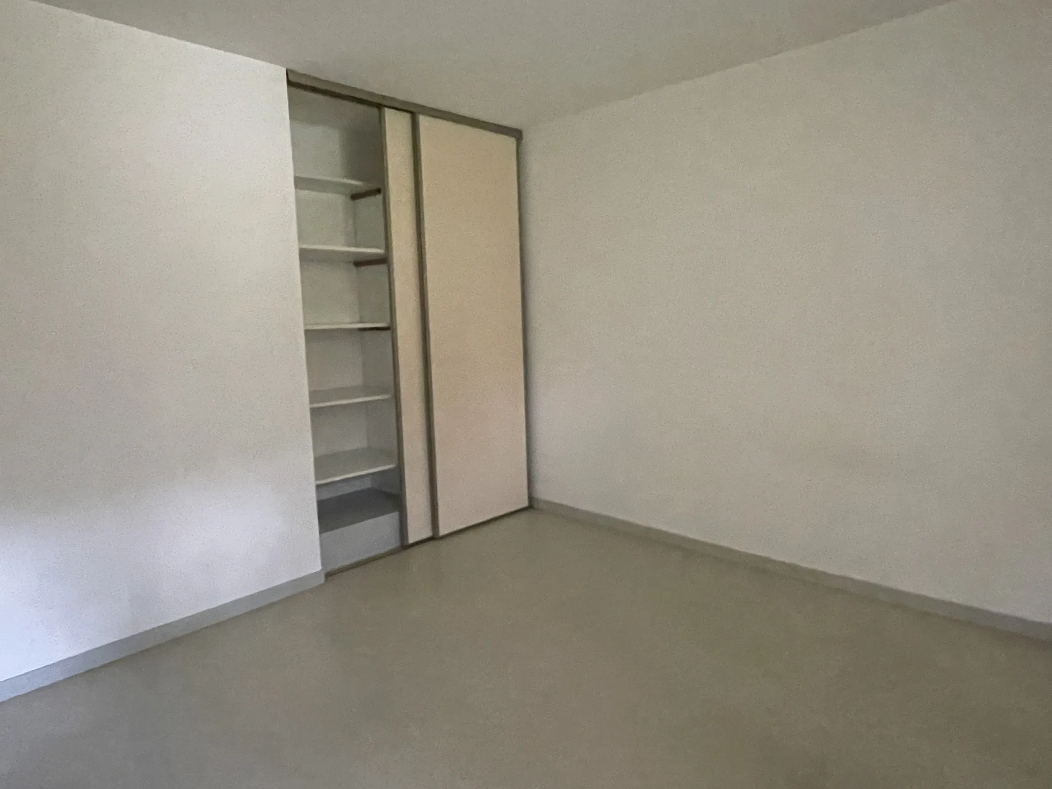 Immeuble de rapport à Saint-Lothain avec trois appartements et local commercial pour investissement locatif 