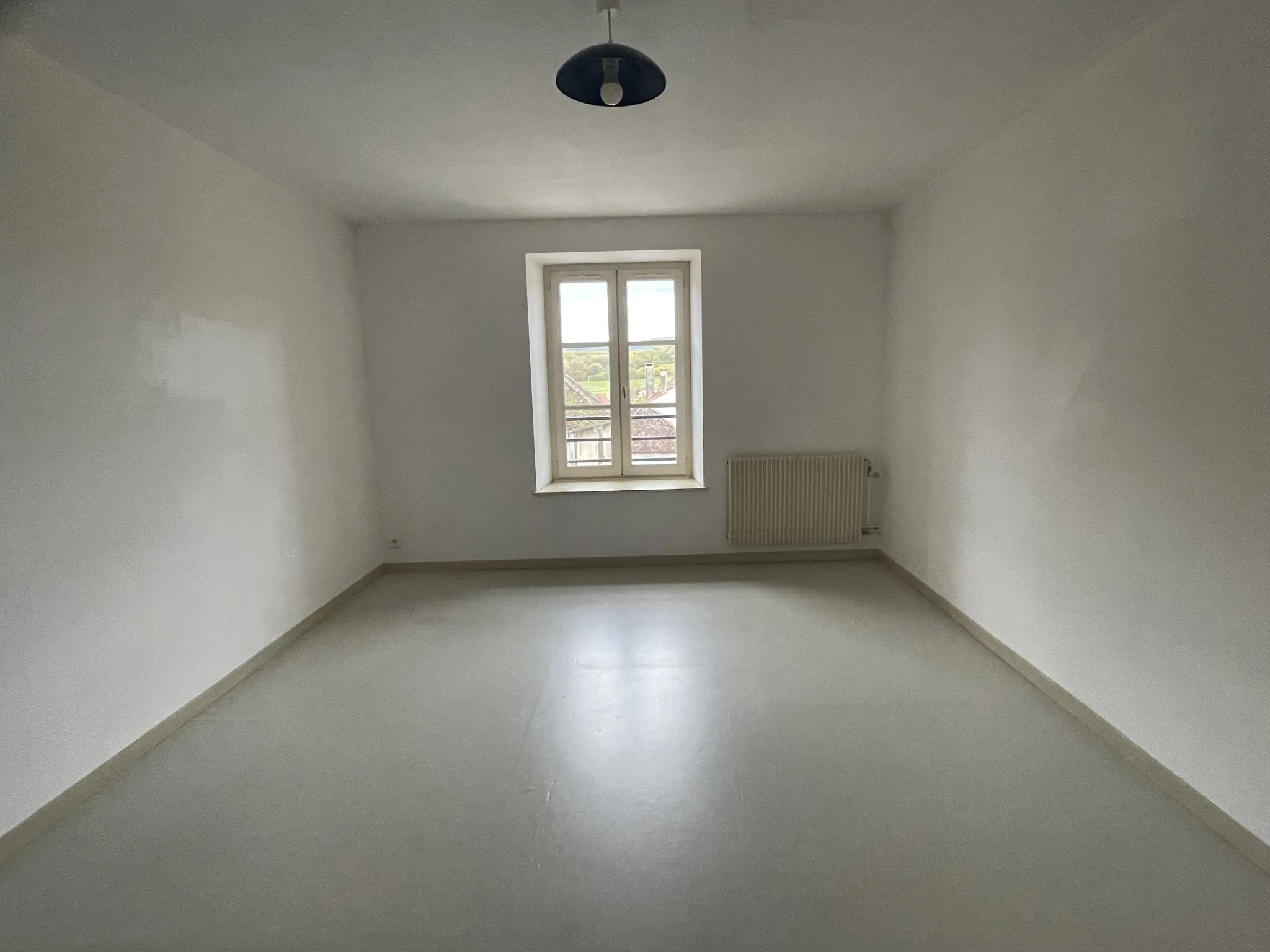 Immeuble de rapport à Saint-Lothain avec trois appartements et local commercial pour investissement locatif 