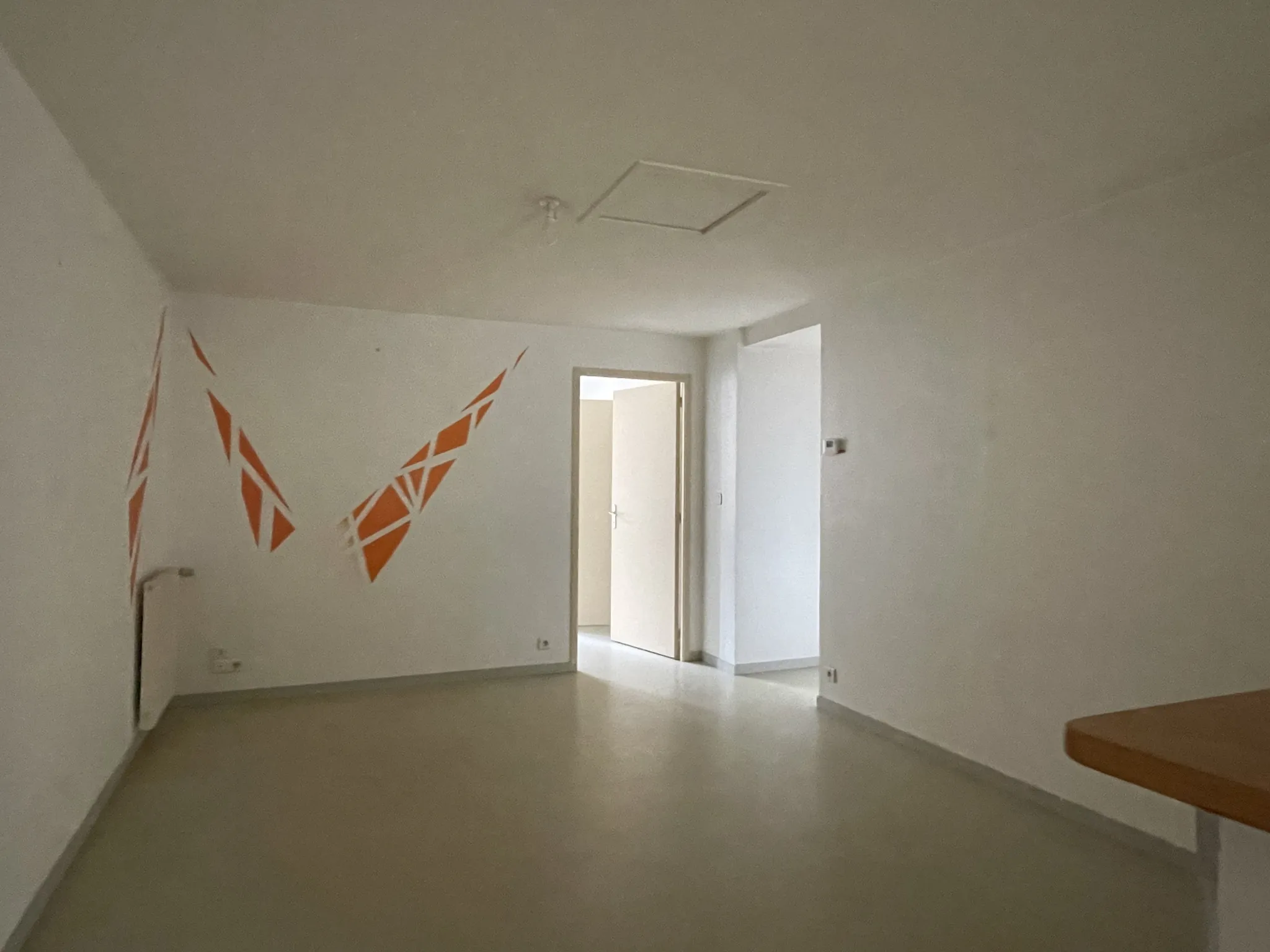 Immeuble de rapport à Saint-Lothain avec trois appartements et local commercial pour investissement locatif 