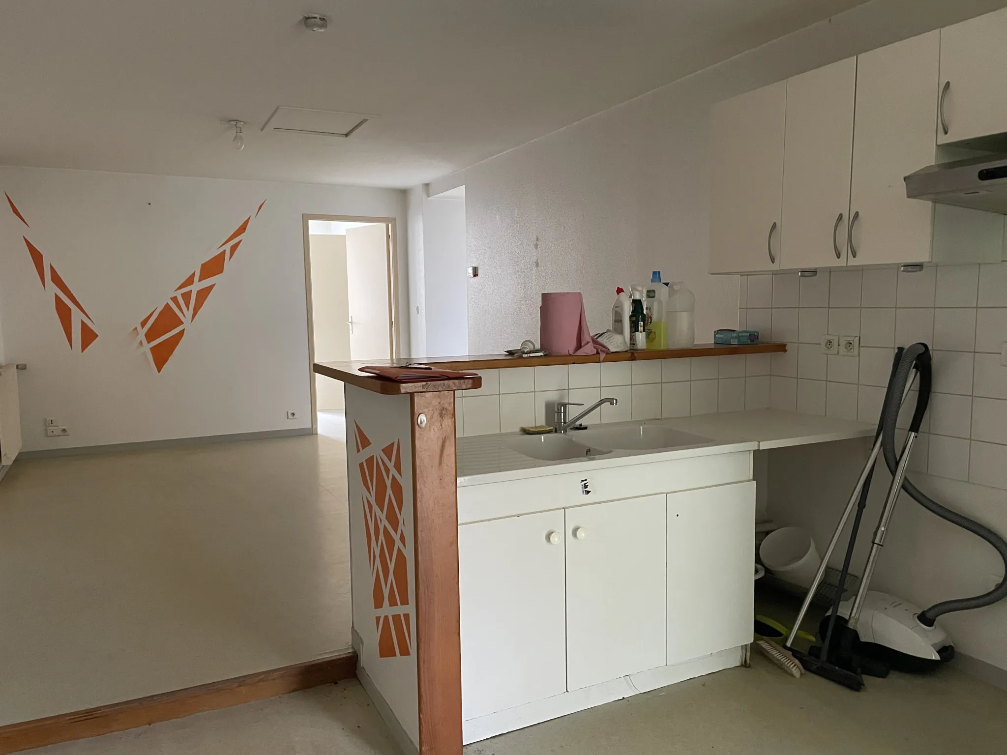 Immeuble de rapport à Saint-Lothain avec trois appartements et local commercial pour investissement locatif 