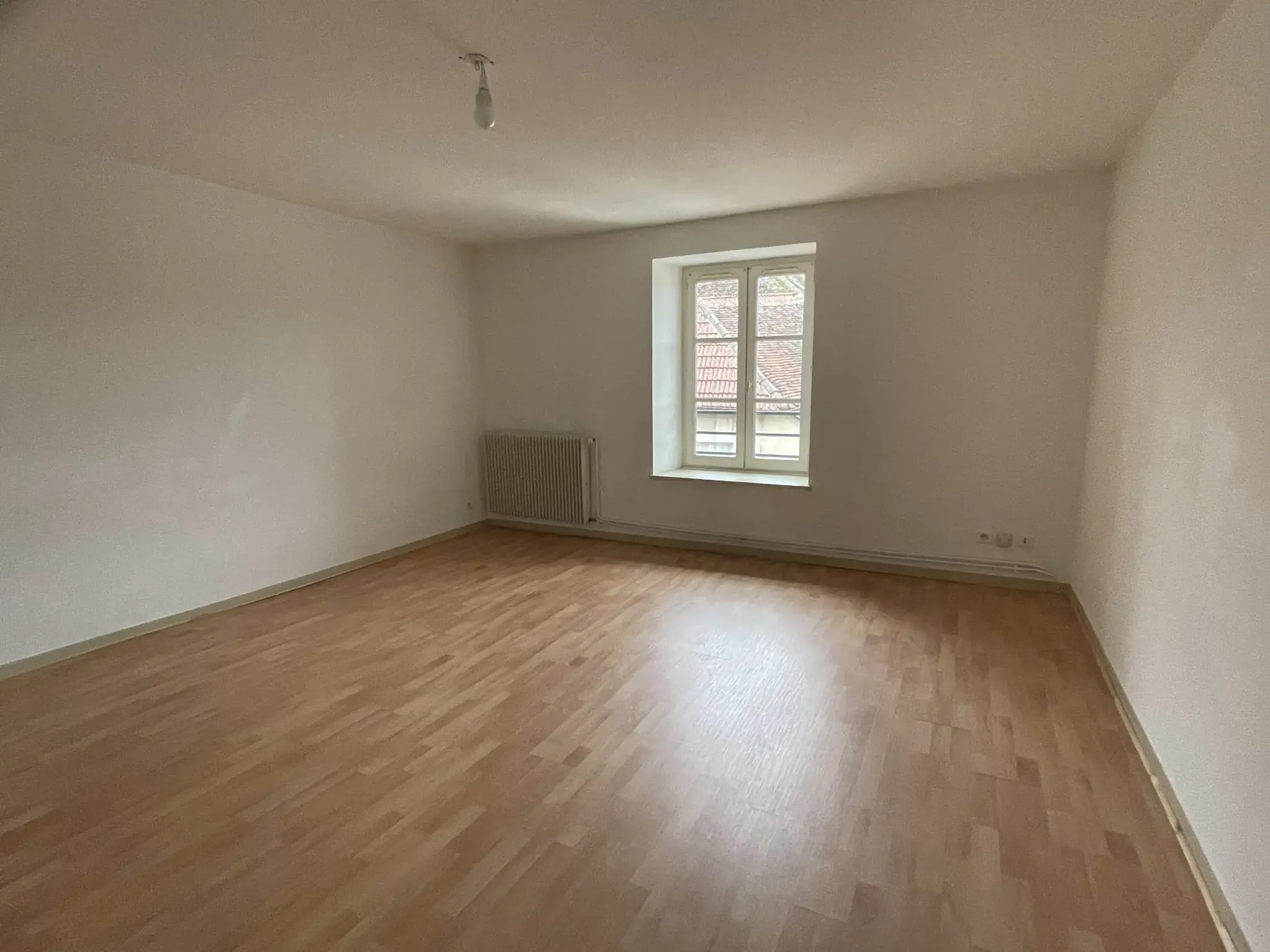 Immeuble de rapport à Saint-Lothain avec trois appartements et local commercial pour investissement locatif 