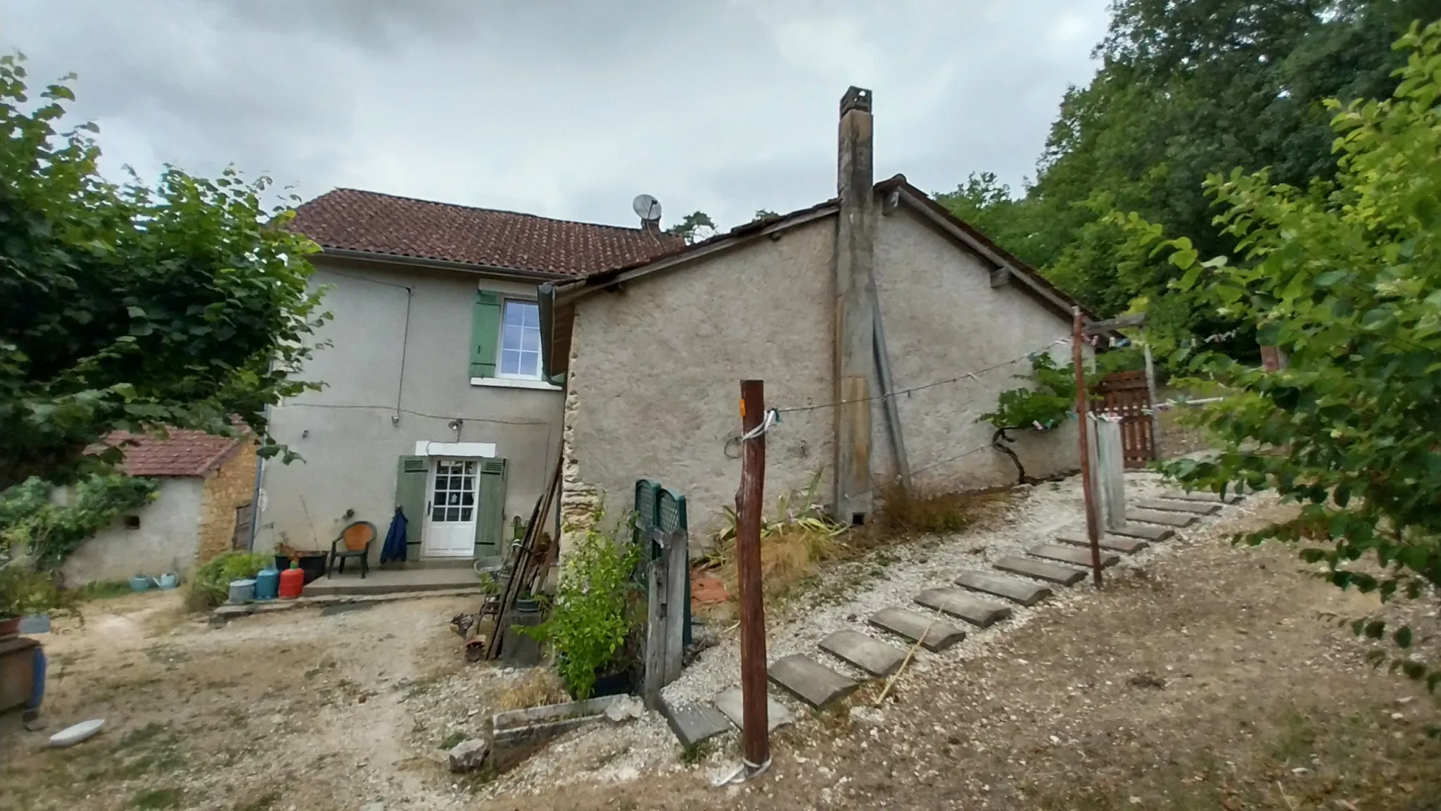 Maison avec dépendances et 2 hectares à Château l'Évêque, proche Périgueux 