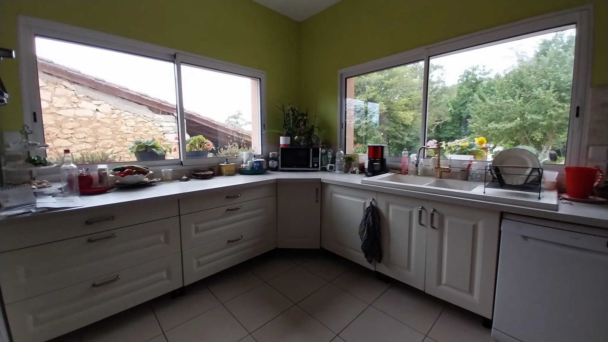 Maison avec dépendances et 2 hectares à Château l'Évêque, proche Périgueux 