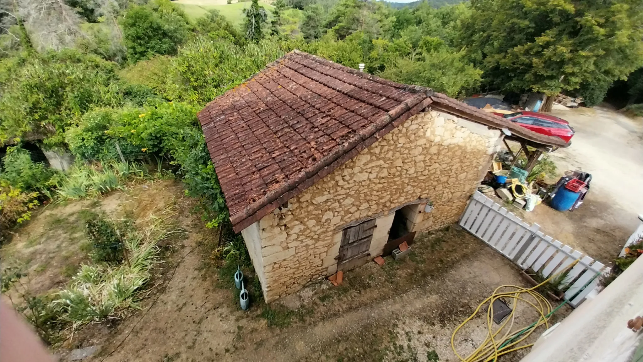 Maison avec dépendances et 2 hectares à Château l'Évêque, proche Périgueux 
