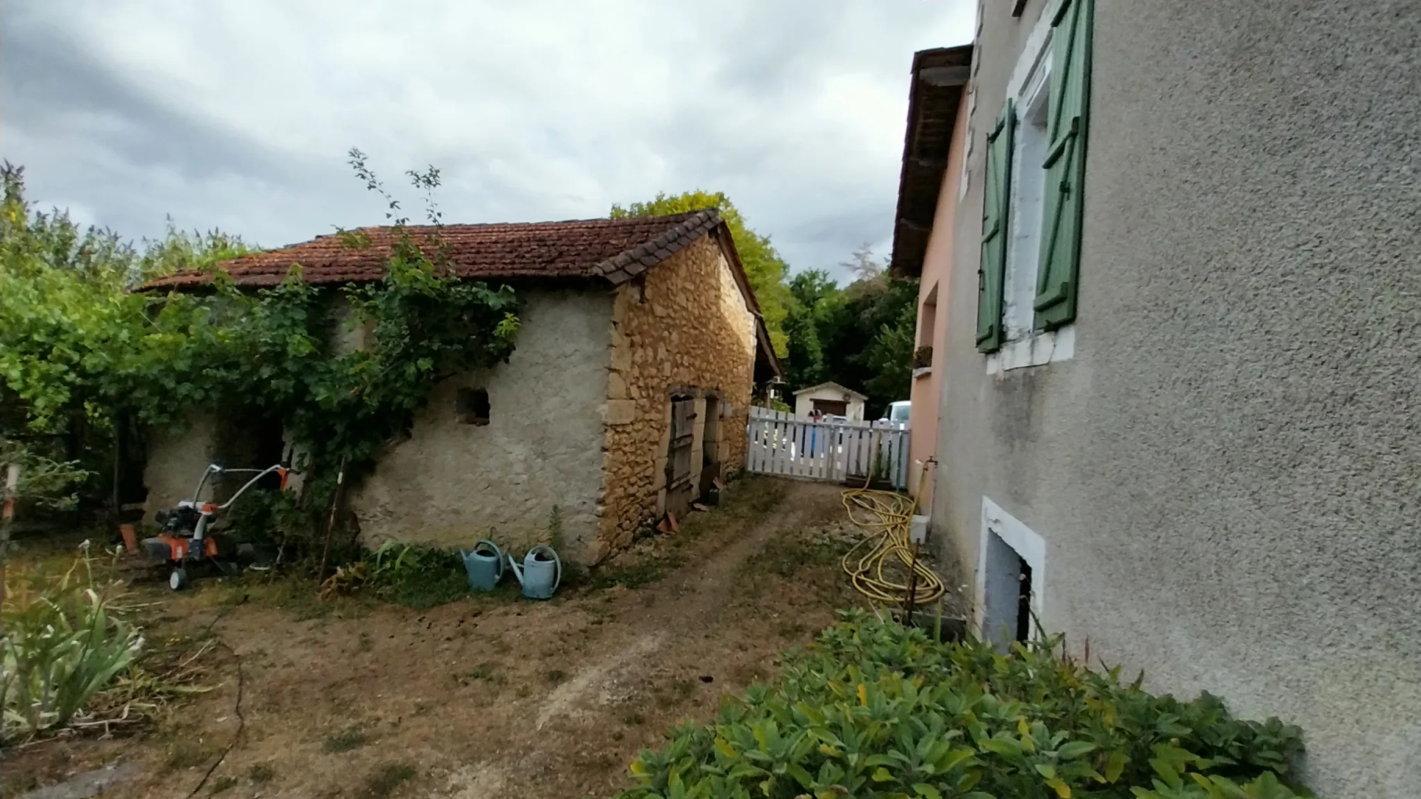 Maison avec dépendances et 2 hectares à Château l'Évêque, proche Périgueux 