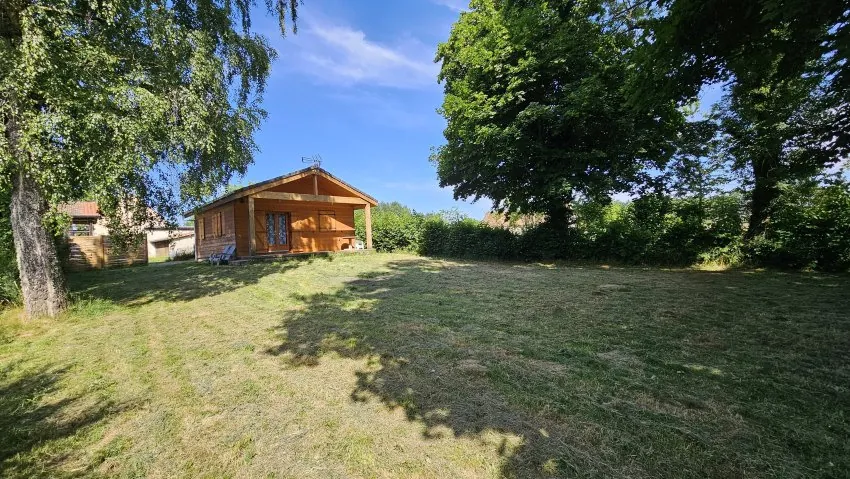 Ensemble immobilier avec deux petites maisons à La Goutelle, proche de Saint-Georges de Mons