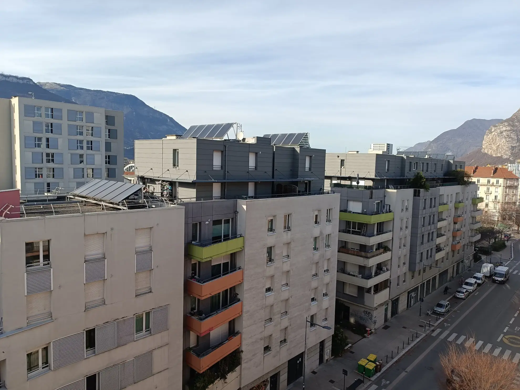 À Grenoble, lumineux appartement T2 avec vue imprenable, parking et proche commodités