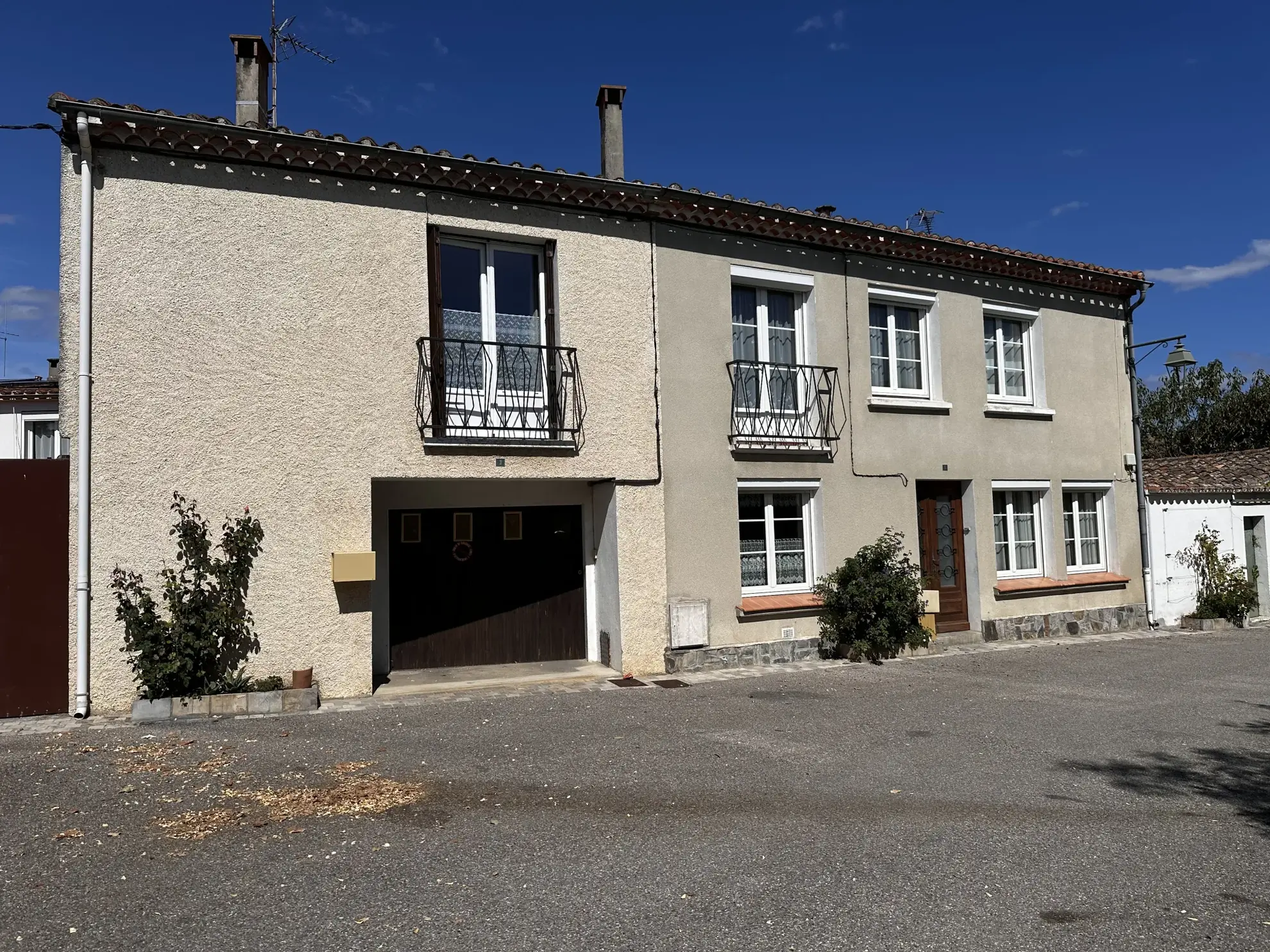 Maison en pierres avec appartement indépendant, garage et jardin à Alzonne