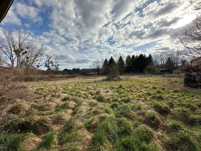 Terrain constructible de 2121 m² à Vitrac avec bâtiment ancien et viabilité en bordure