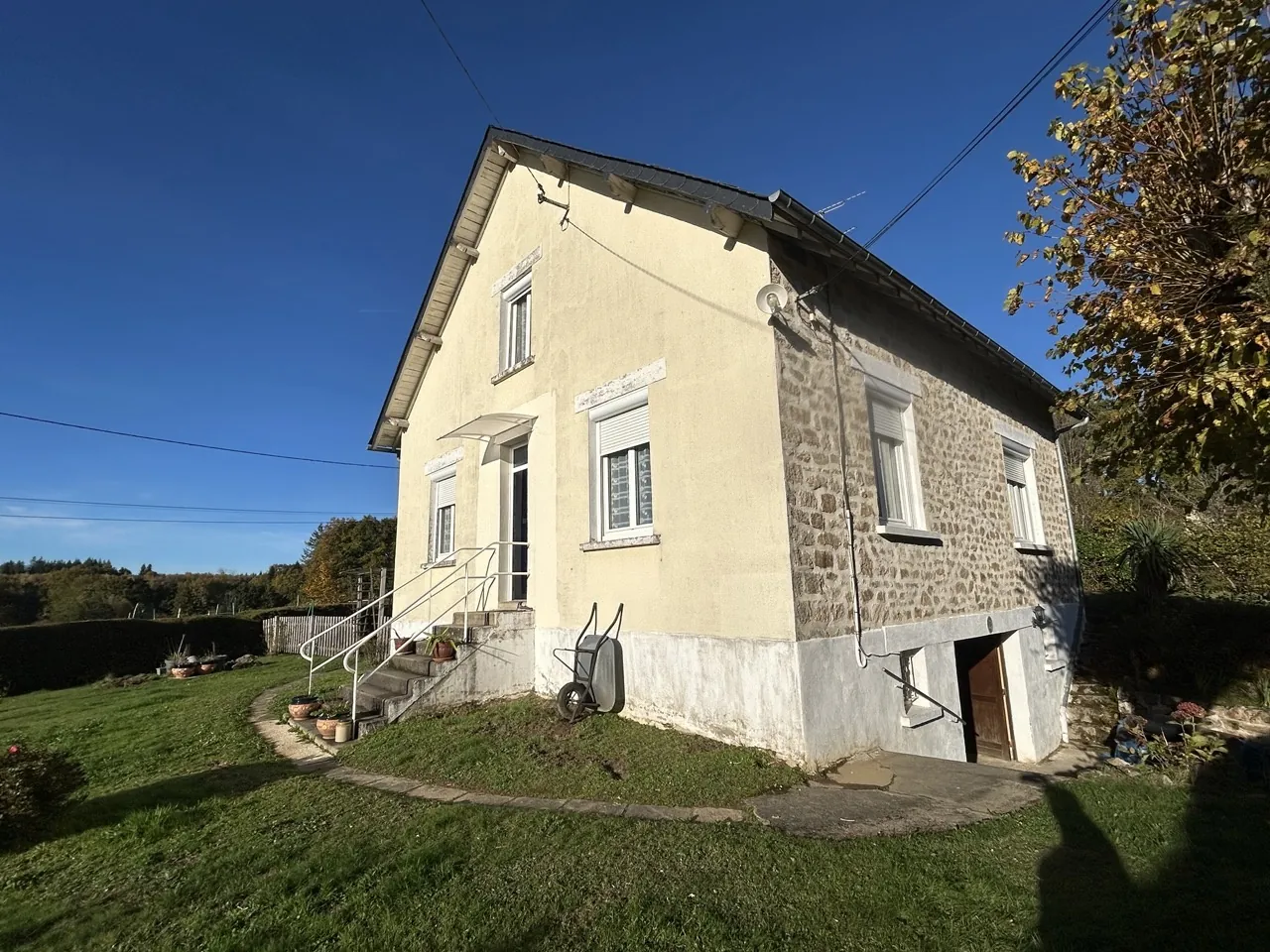 Belle maison en pierre avec 4 chambres à Marcillac-la-Croisille en Corrèze 