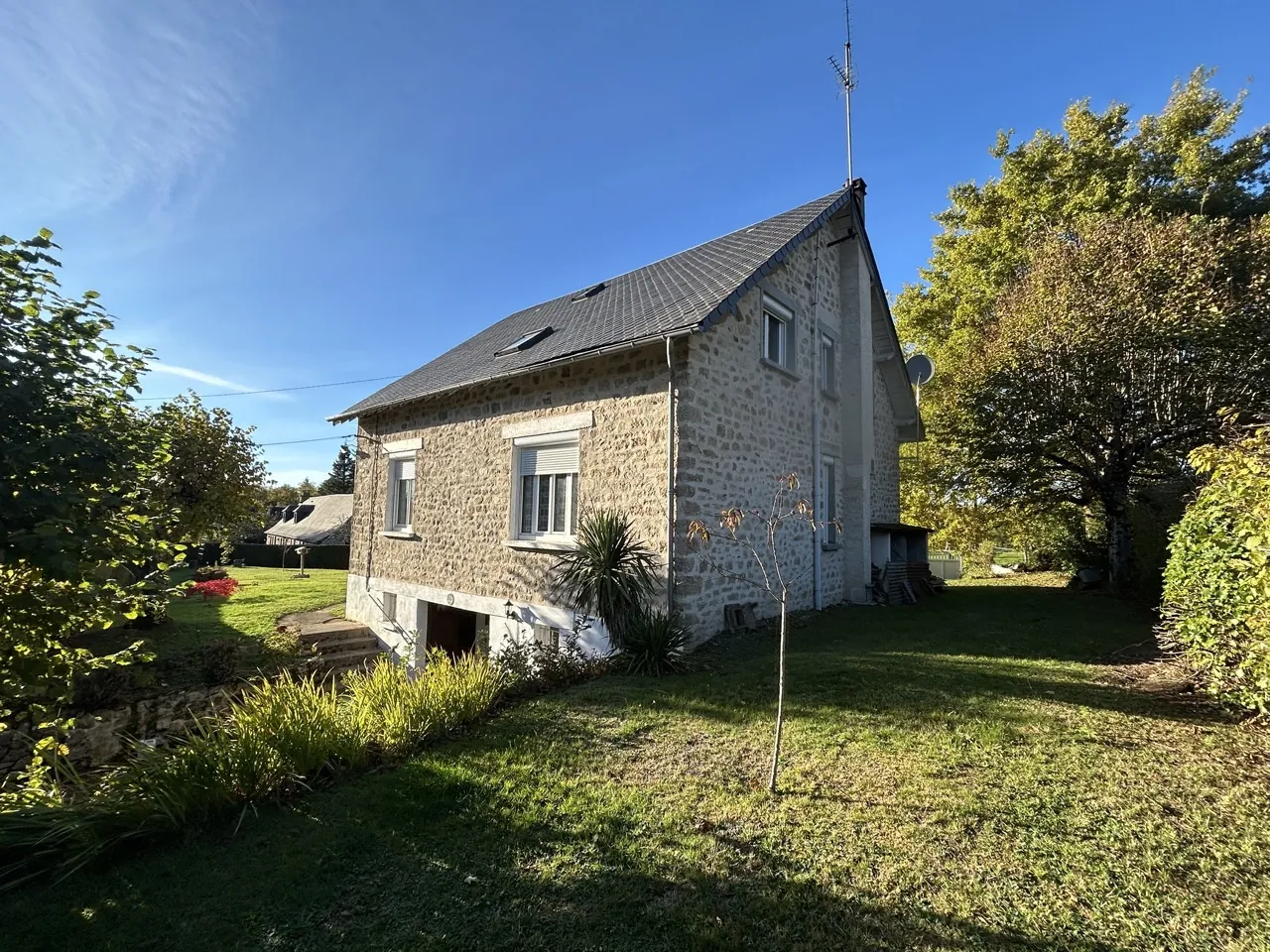 Belle maison en pierre avec 4 chambres à Marcillac-la-Croisille en Corrèze 