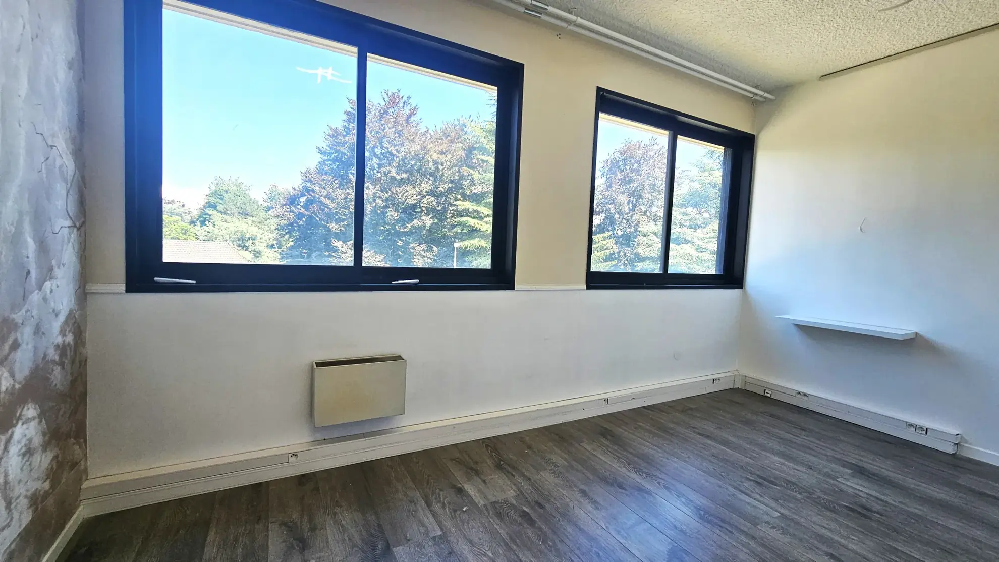 Local commercial à Ferney-Voltaire avec forte rentabilité et parking inclus 