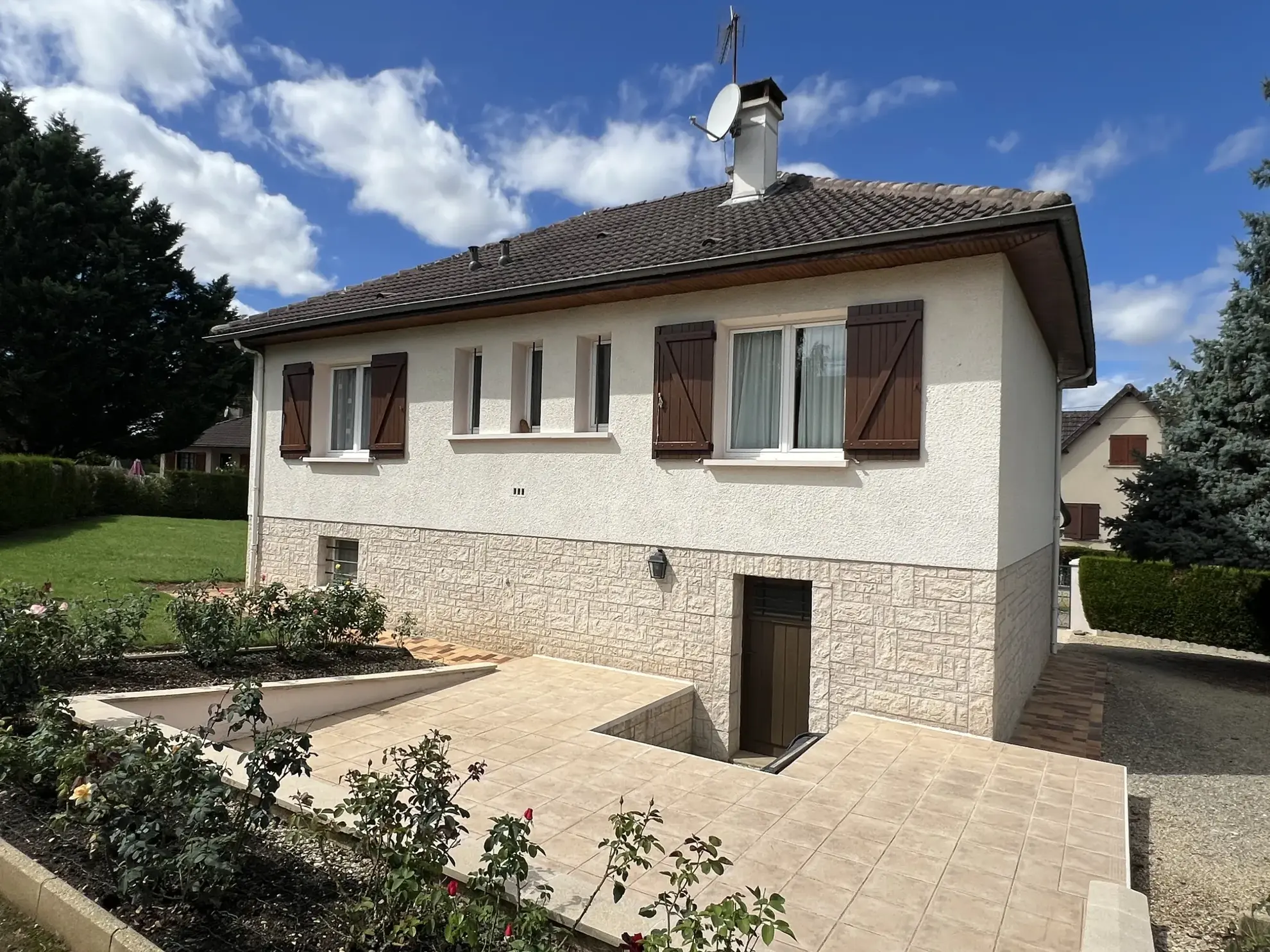 Belle maison à vendre à Semur-en-Auxois, 2 chambres, grand terrain, proche Montbard et Paris