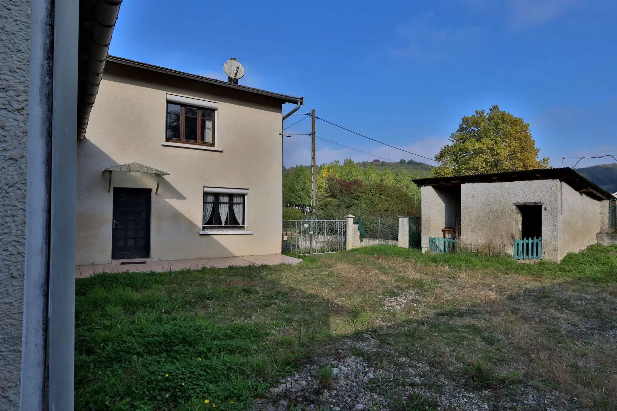 Maison à rénover de 110 m² avec grand terrain à Oytier Saint Oblas 