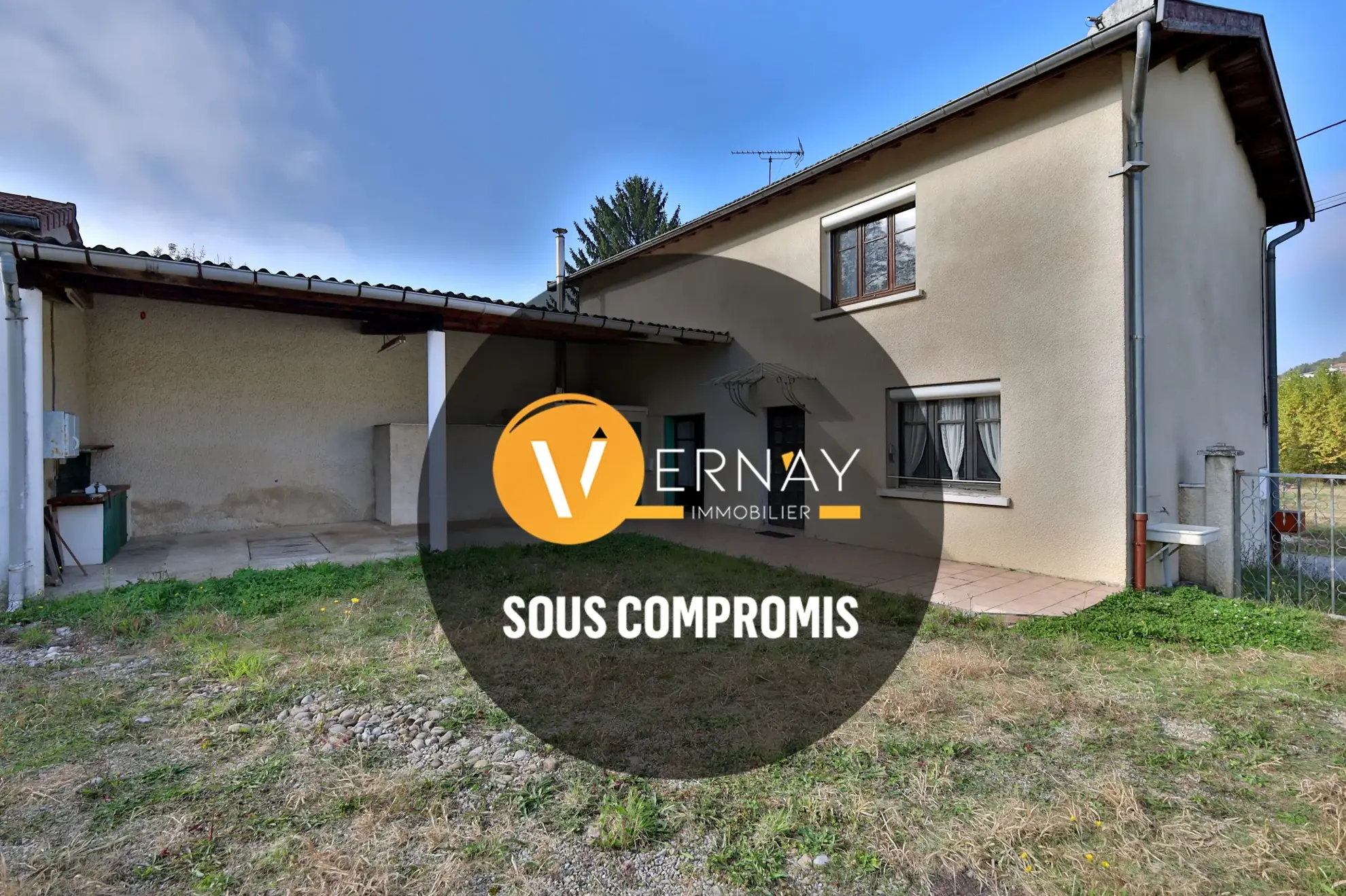 Maison à rénover de 110 m² avec grand terrain à Oytier Saint Oblas