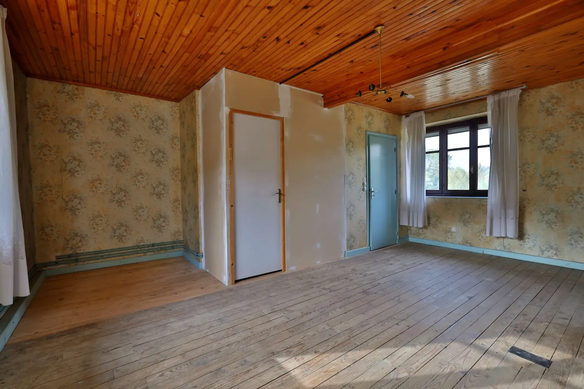 Maison à rénover de 110 m² avec grand terrain à Oytier Saint Oblas 