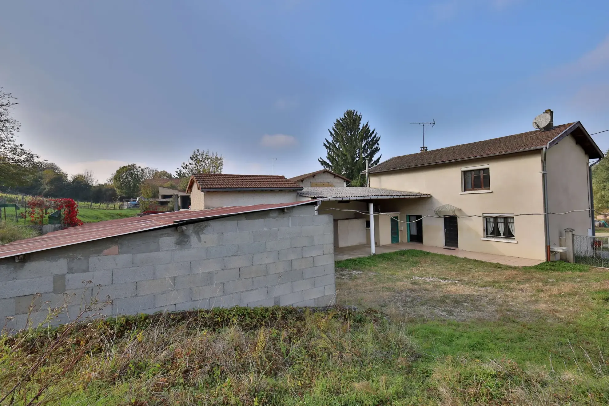 Maison à rénover de 110 m² avec grand terrain à Oytier Saint Oblas 