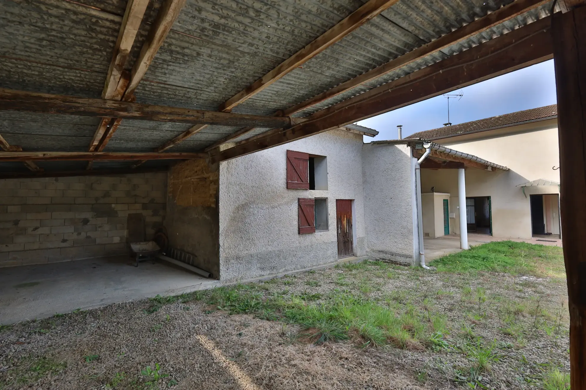 Maison à rénover de 110 m² avec grand terrain à Oytier Saint Oblas 