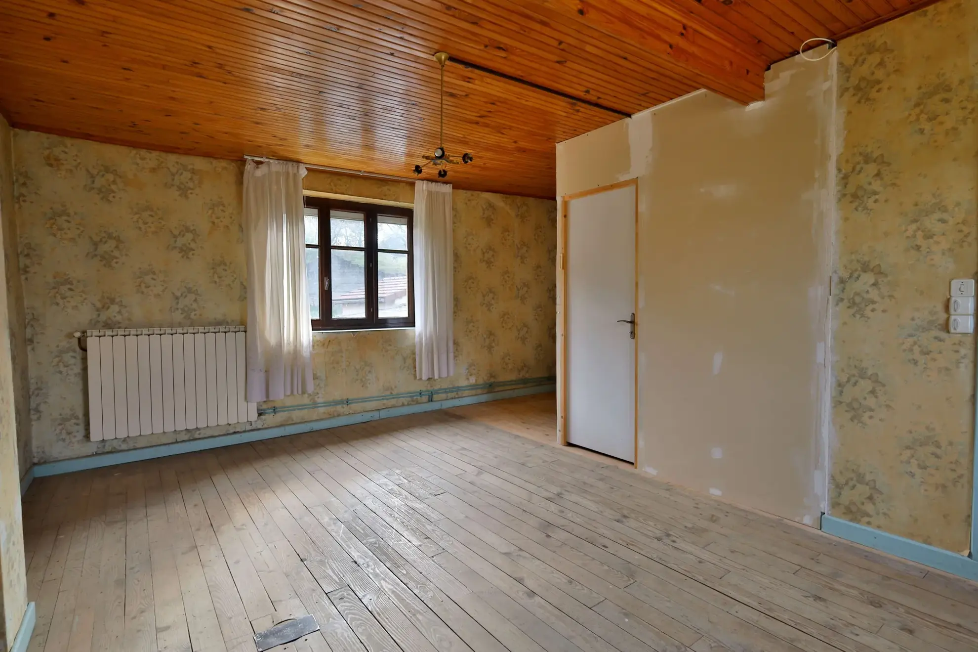 Maison à rénover de 110 m² avec grand terrain à Oytier Saint Oblas 