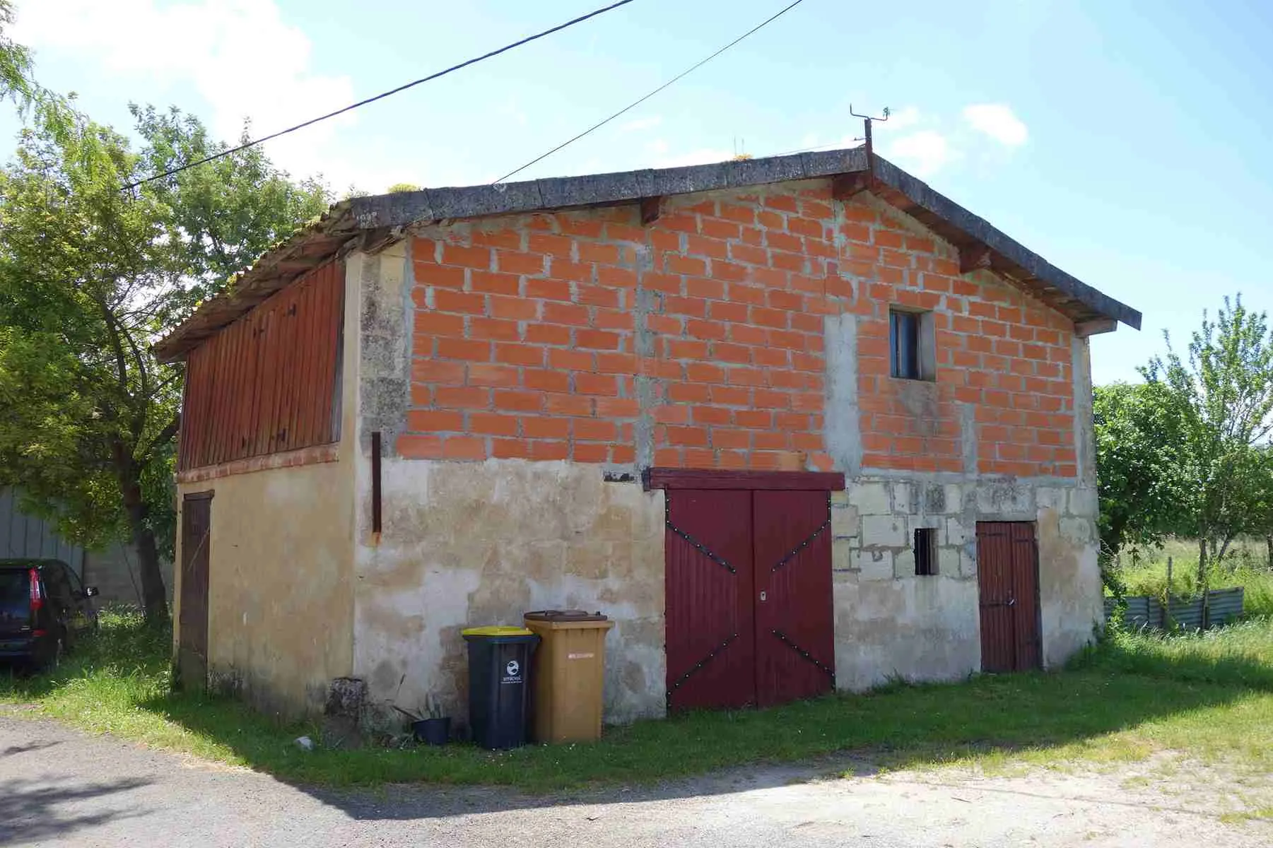 Maison en pierre à rénover avec dépendances sur terrain de 4700 m² à Blaye