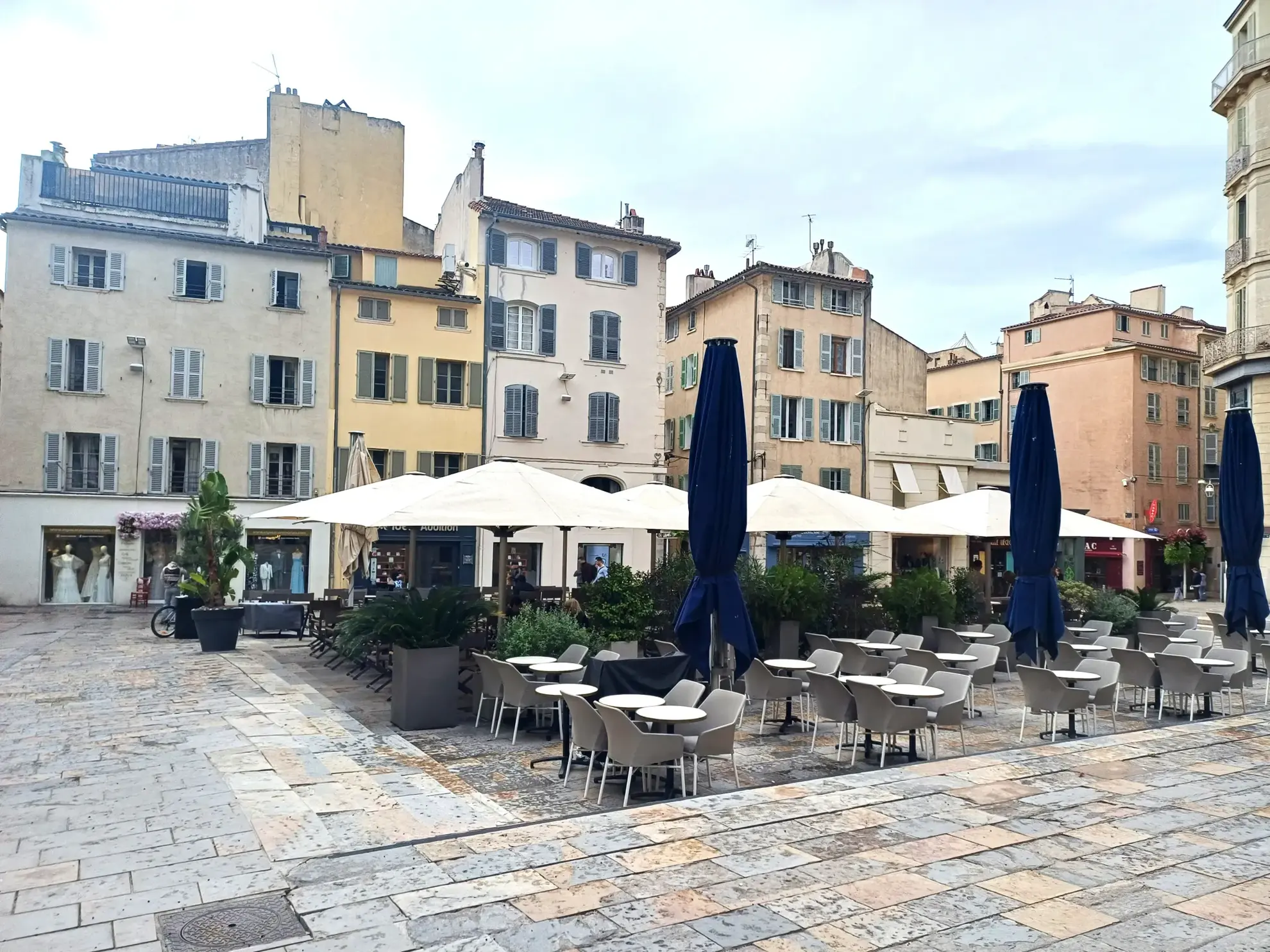 Local commercial loué à Toulon centre-ville - 24 m², usage bureaux et soins