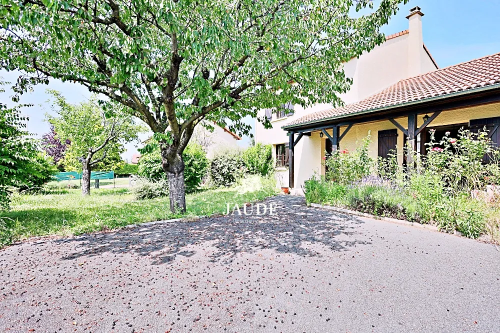 Maison à Mirefleurs de 119 m² avec grand jardin et potentiel de rénovation 