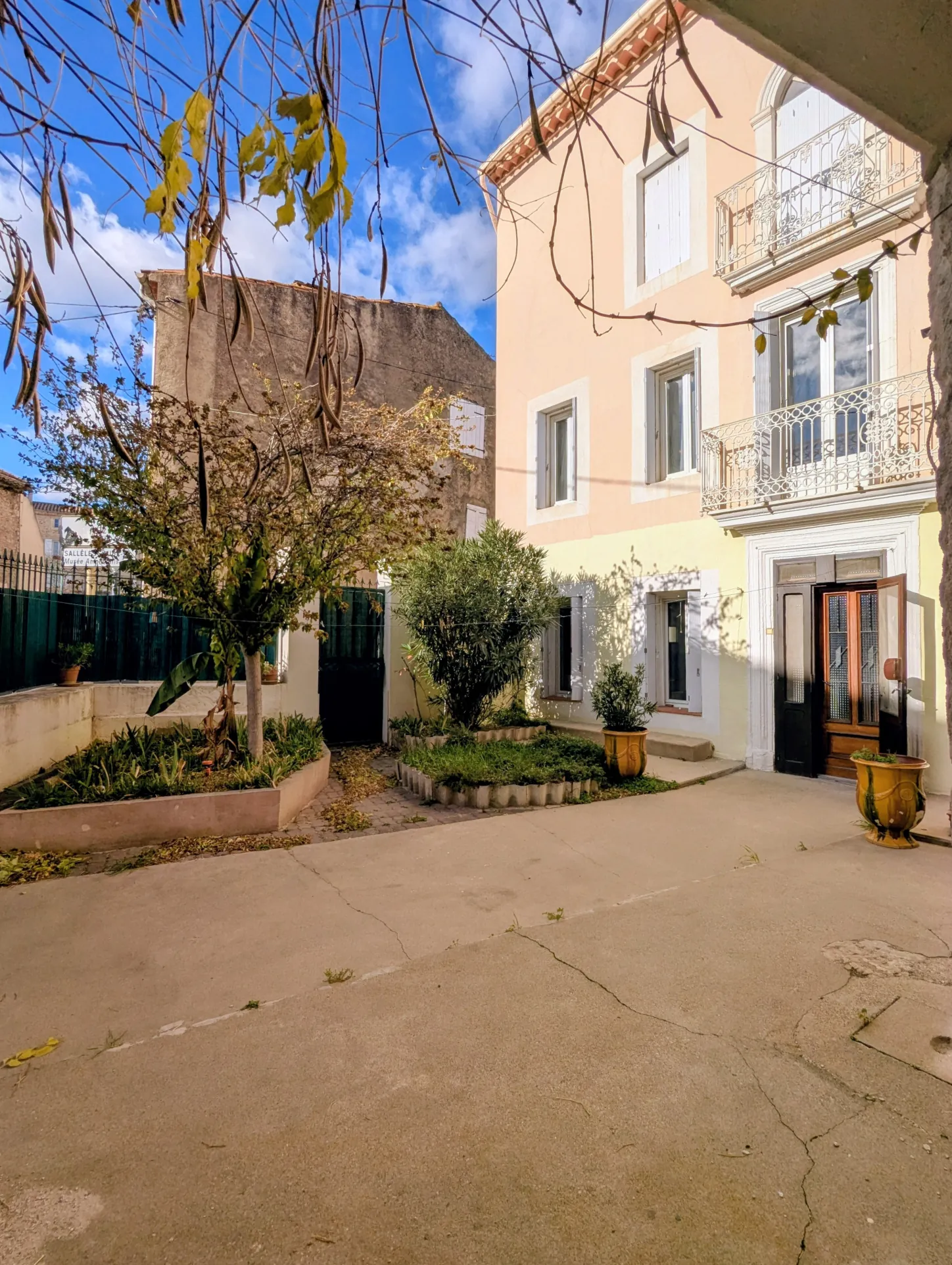 Maison de maître de 160 m² à vendre près de Narbonne avec cour, remise et atelier 