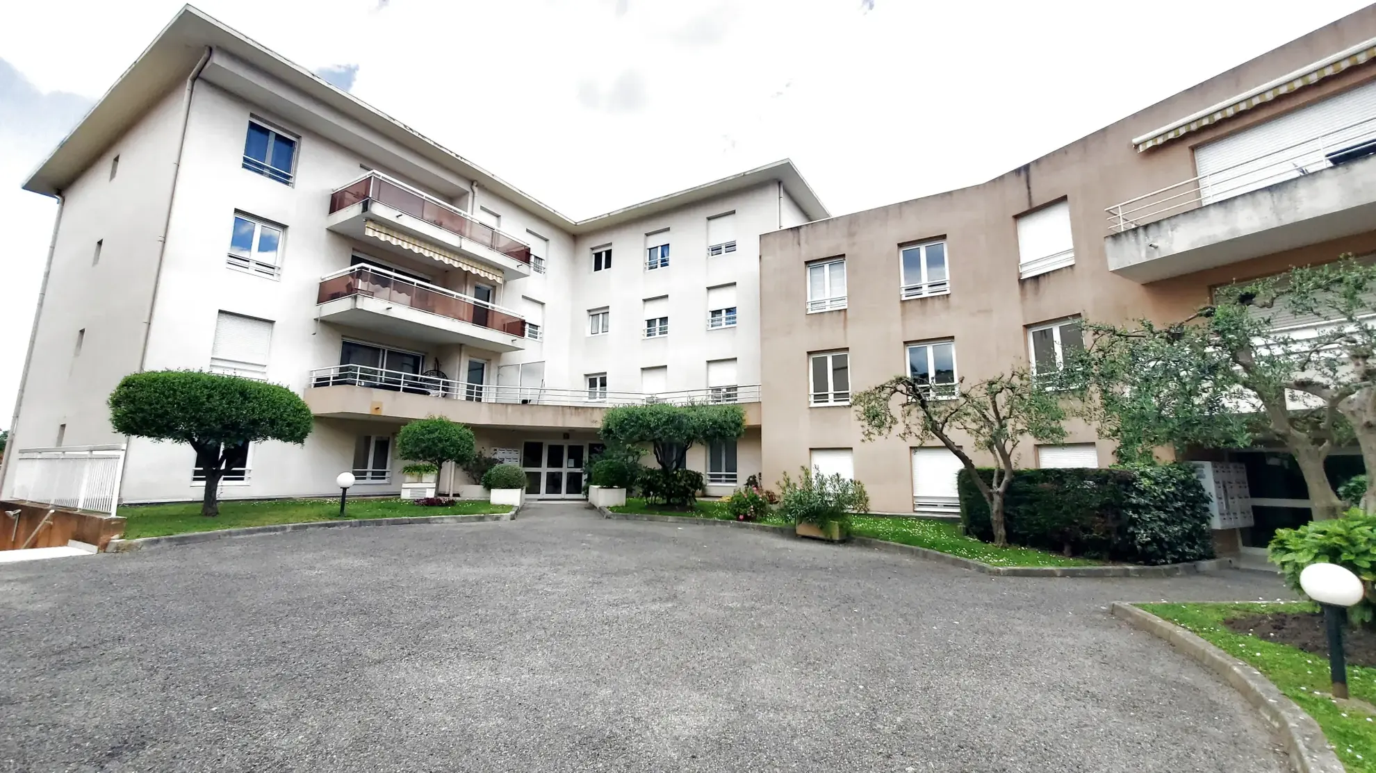 Appartement T2 lumineux avec terrasse, garage et cave à Grasse - Vue mer et collines 