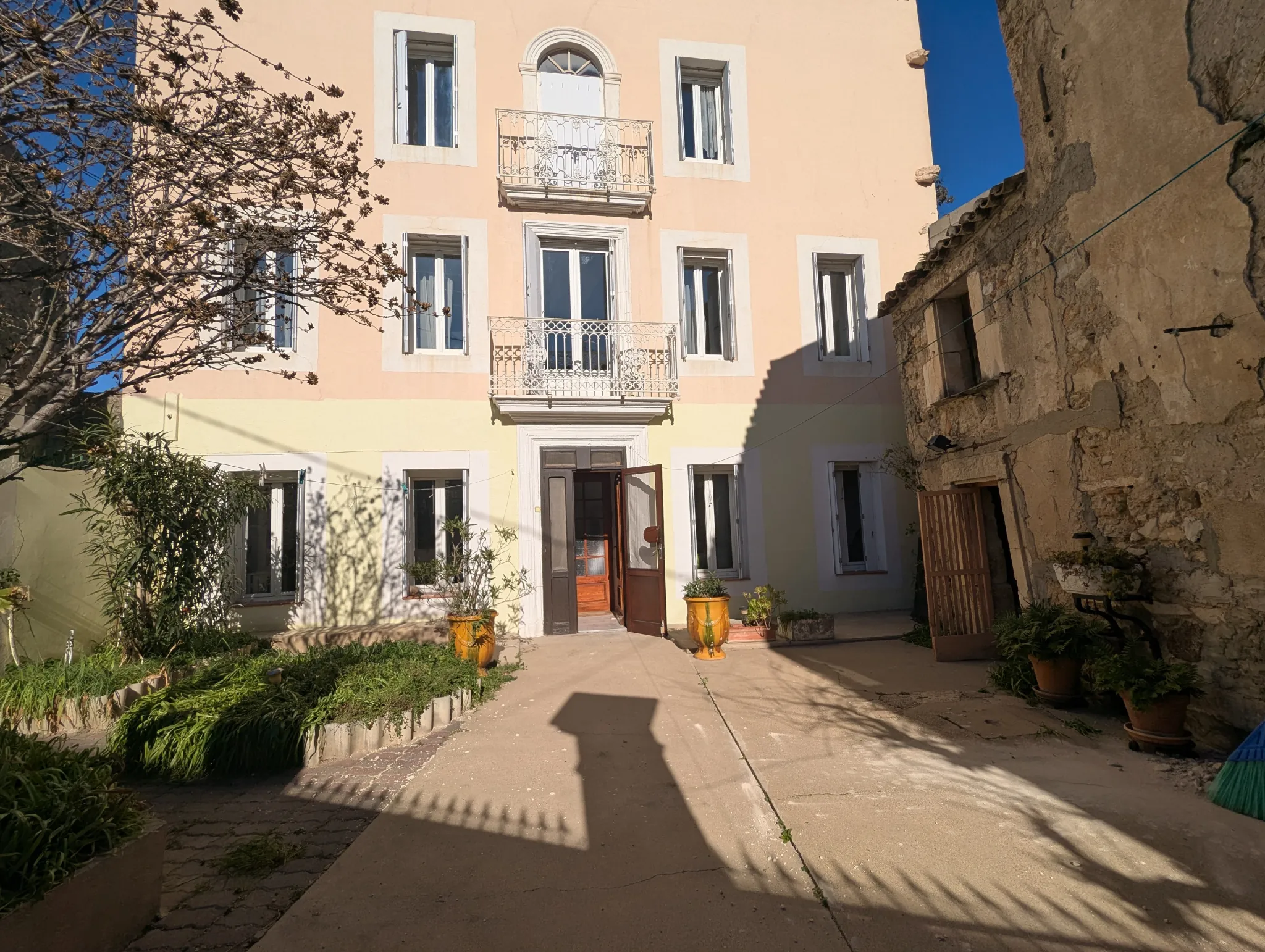 Maison de maître de 160 m² à vendre près de Narbonne avec cour, remise et atelier 
