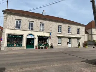 Magnifique maison en pierre avec local commercial à Chalindrey - Investissement idéal