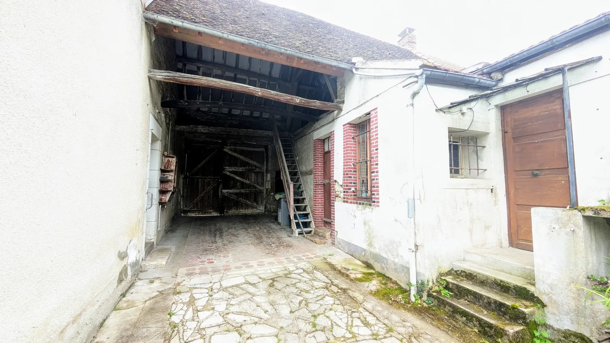 Maison avec dépendances et annexe à Cheny — Potentiel d’aménagement multiple 