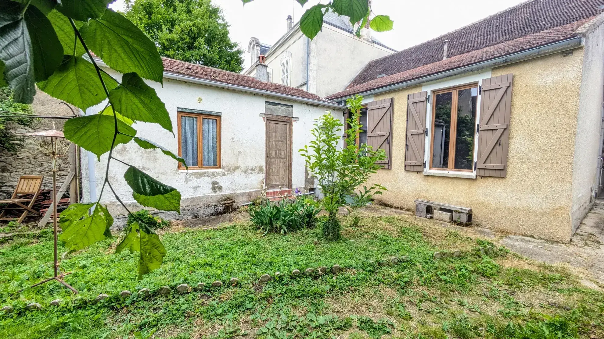 Maison avec dépendances et annexe à Cheny — Potentiel d’aménagement multiple 